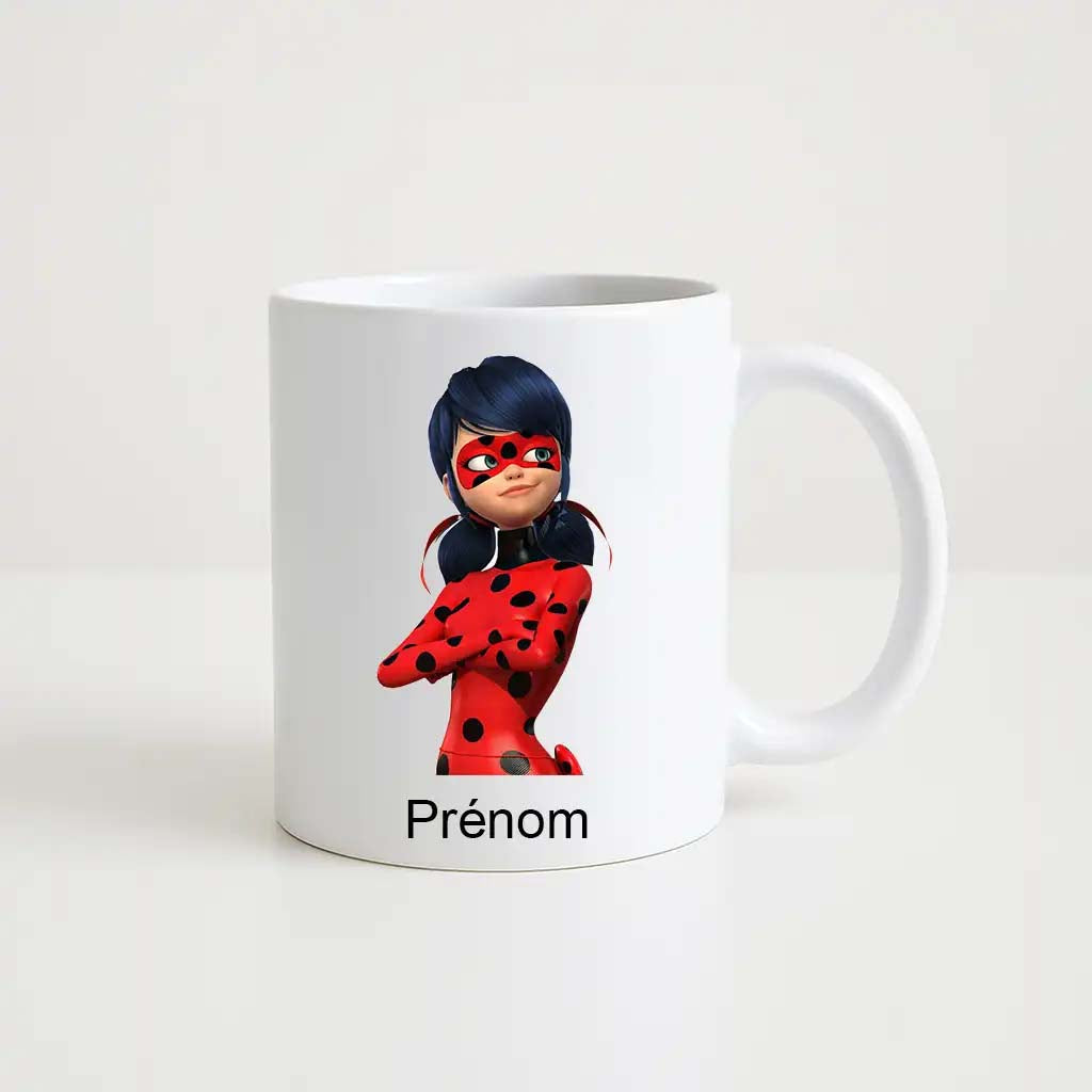 Mug blanc en céramique avec illustration de Ladybug (Miraculous) en costume rouge et noir, avec espace personnalisable pour prénom