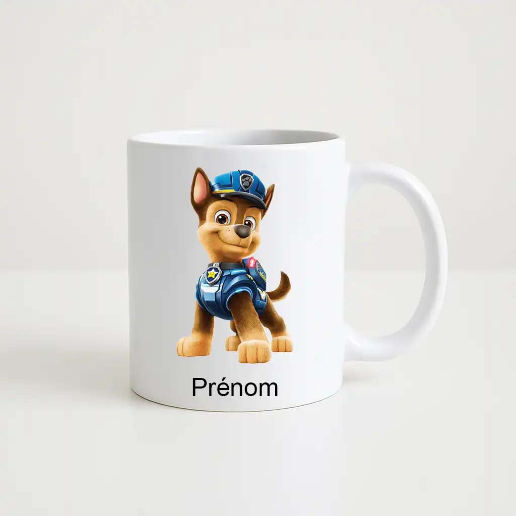 Mug blanc en céramique avec illustration de Chase, le chiot policier de la Pat’ Patrouille, en uniforme bleu, avec espace personnalisable pour prénom