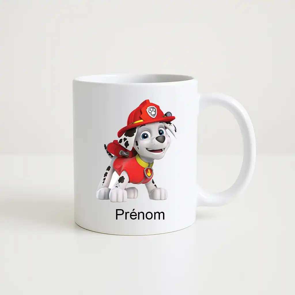 Mug blanc avec Marshall de Pat’Patrouille en tenue de pompier et un prénom personnalisable dessous.