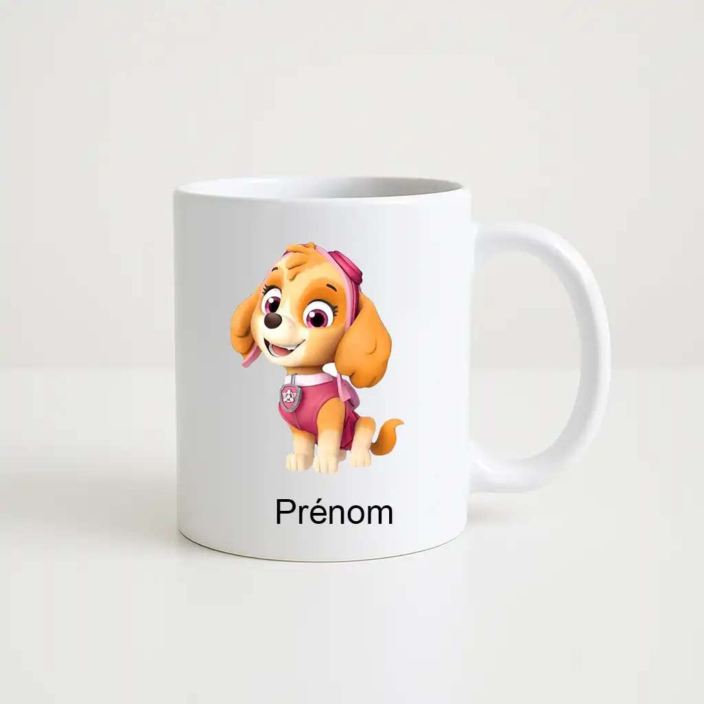 Mug blanc avec Skye de la Pat’Patrouille en tenue rose, accompagnée de l'inscription « Prénom » personnalisable.