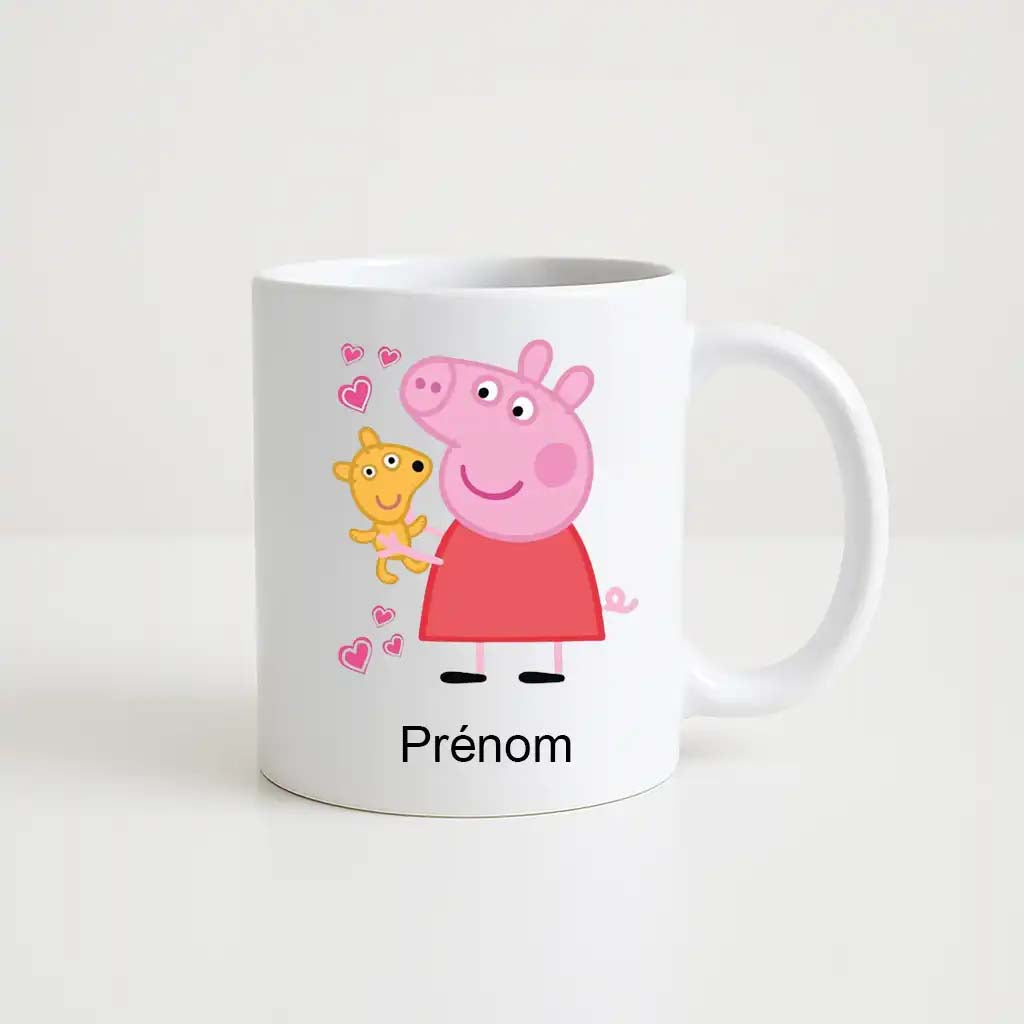 Mug blanc Peppa Pig avec doudou et petits cœurs, personnalisable avec le prénom d’un enfant.