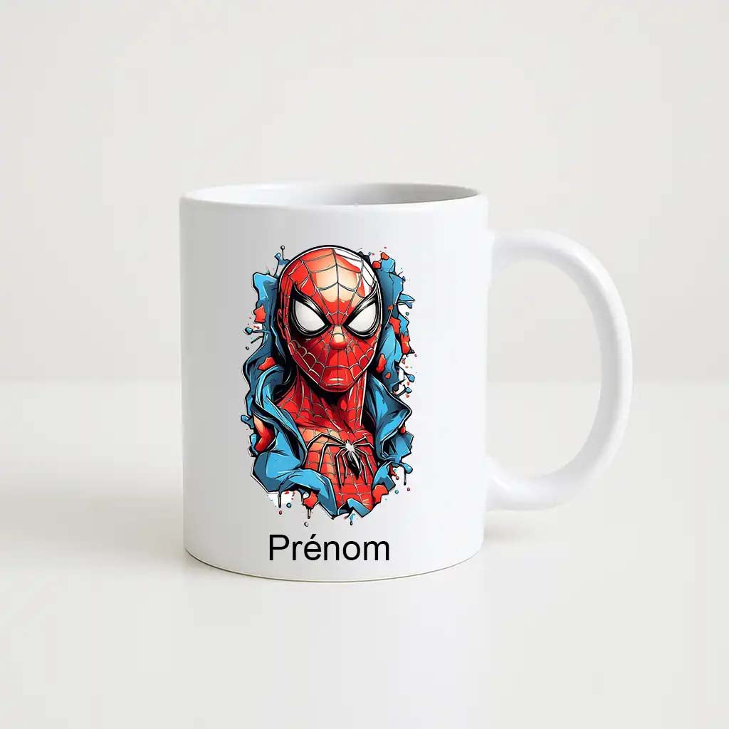 Mug blanc en céramique avec illustration style BD de Spiderman en costume rouge, capuche bleue déchirée et éclaboussures, avec espace personnalisable pour prénom