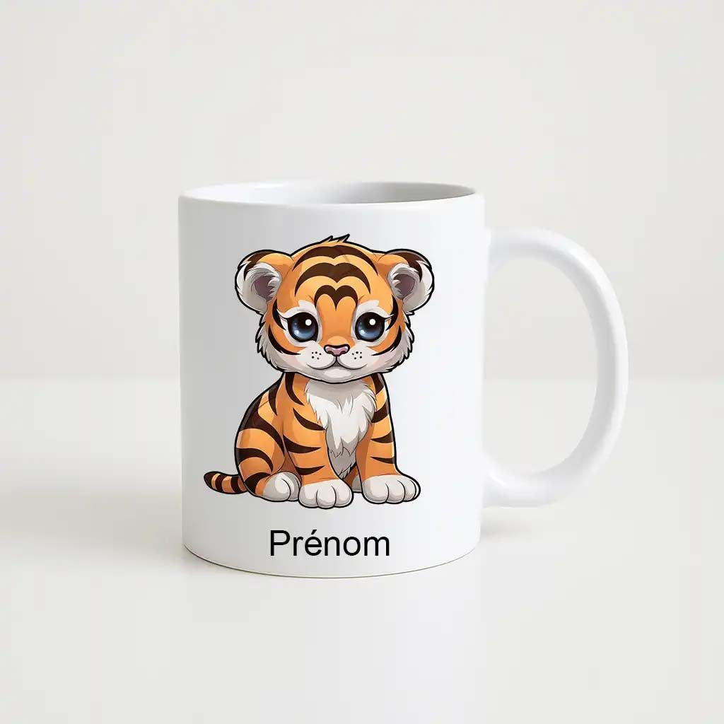 Mug blanc avec illustration cartoon d’un bébé tigre assis et espace personnalisable avec prénom