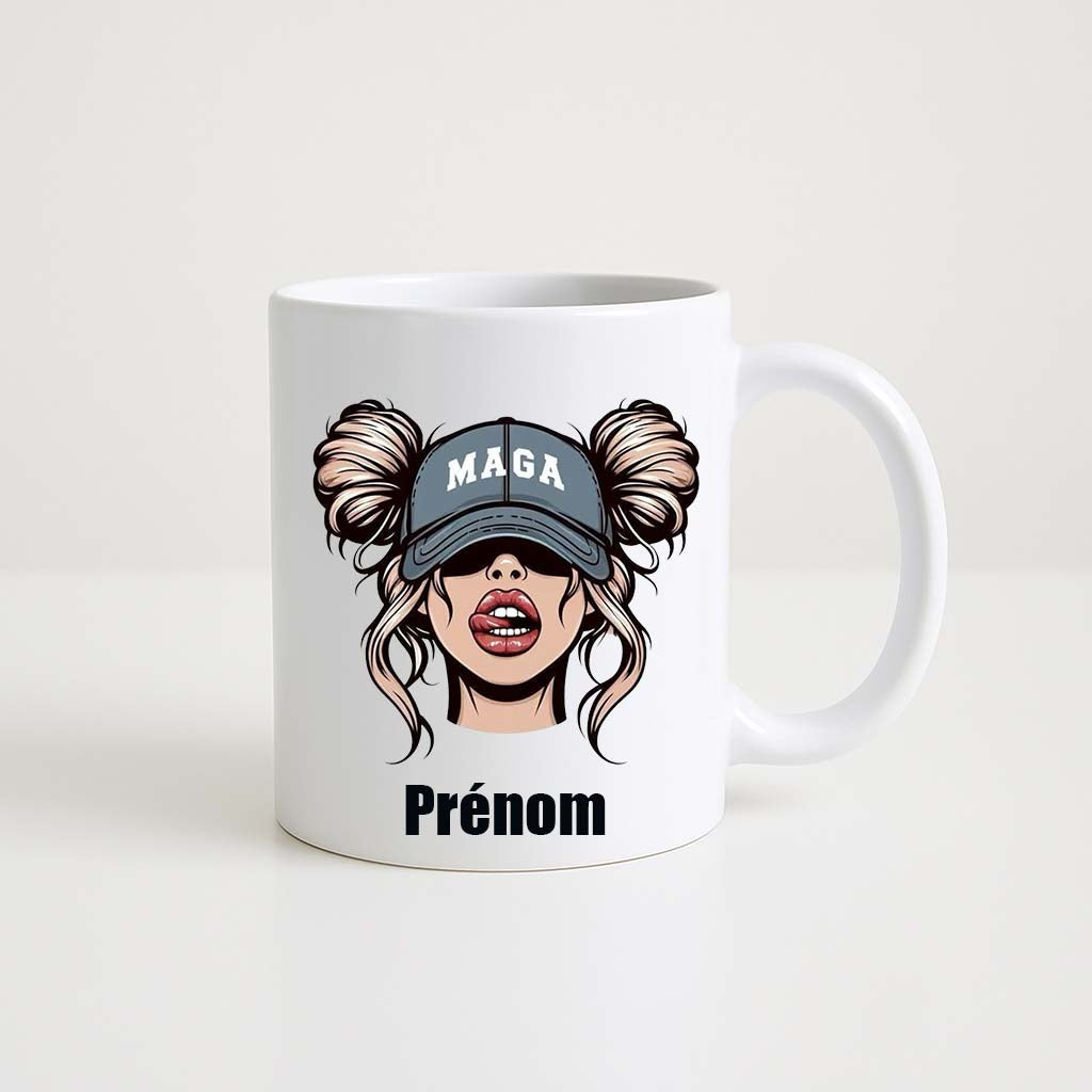 Tasse blanche 330 ml avec illustration d’une femme portant une casquette et coiffée de deux chignons, design moderne et personnalisé avec prénom, mug original et stylé pour cadeau.
