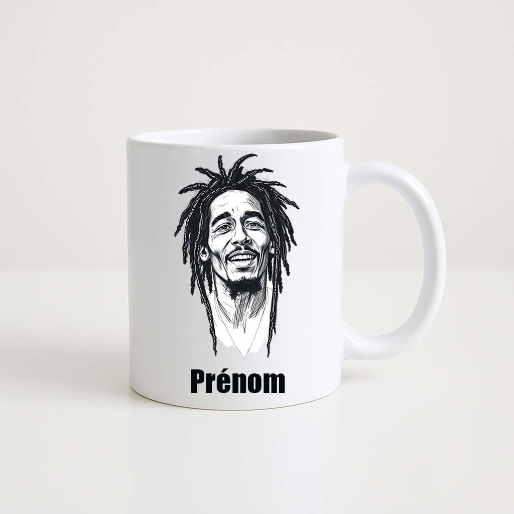 Mug blanc 330ml avec portrait noir et blanc de Bob Marley dreadlocks et sourire, texte "Prénom" en noir personnalisable