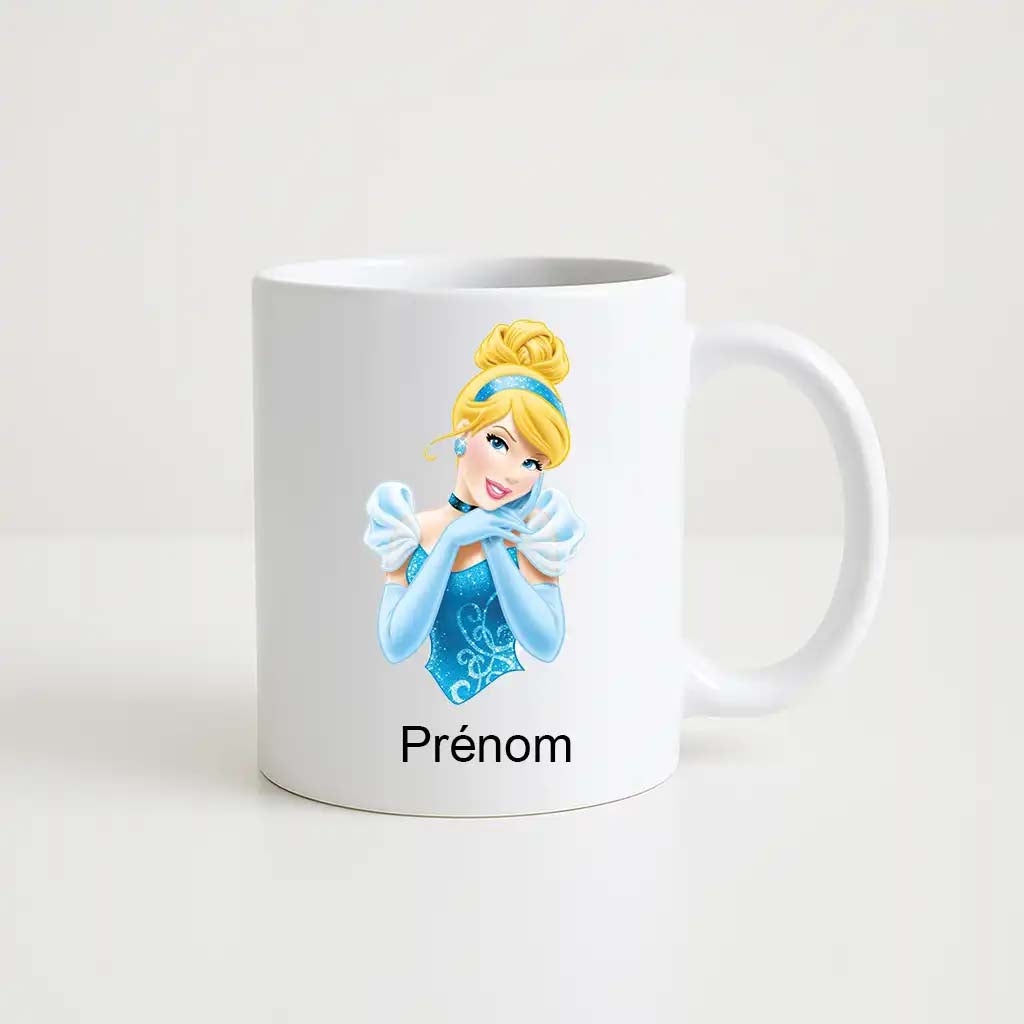 Mug blanc 330ml avec l’illustration de Cendrillon en robe bleue scintillante, avec la mention personnalisable "Prénom" en dessous.