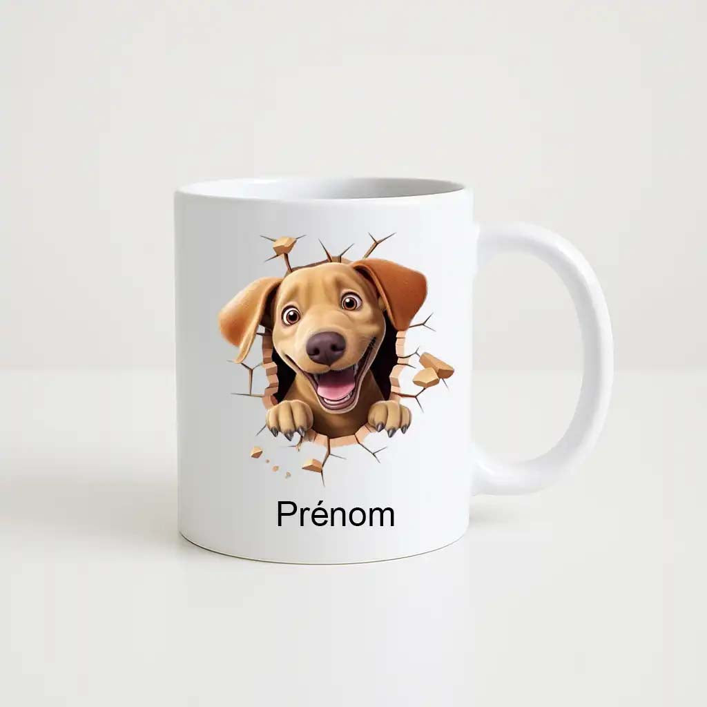 Mug blanc 330ml avec un chien cartoon marron rigolo qui semble sortir en 3D du mug, prénom personnalisable en dessous.