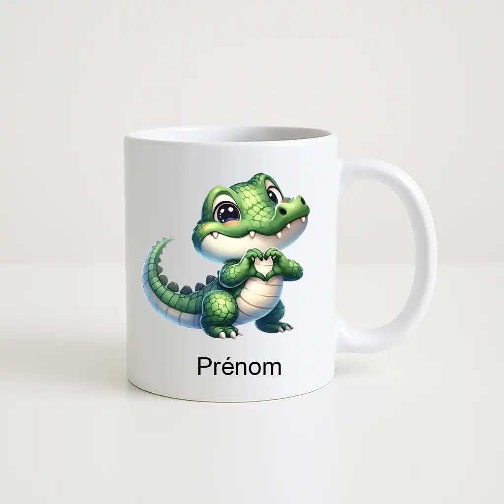 Mug blanc 330ml avec un crocodile cartoon vert mignon formant un cœur avec ses pattes, prénom personnalisable inscrit en dessous.