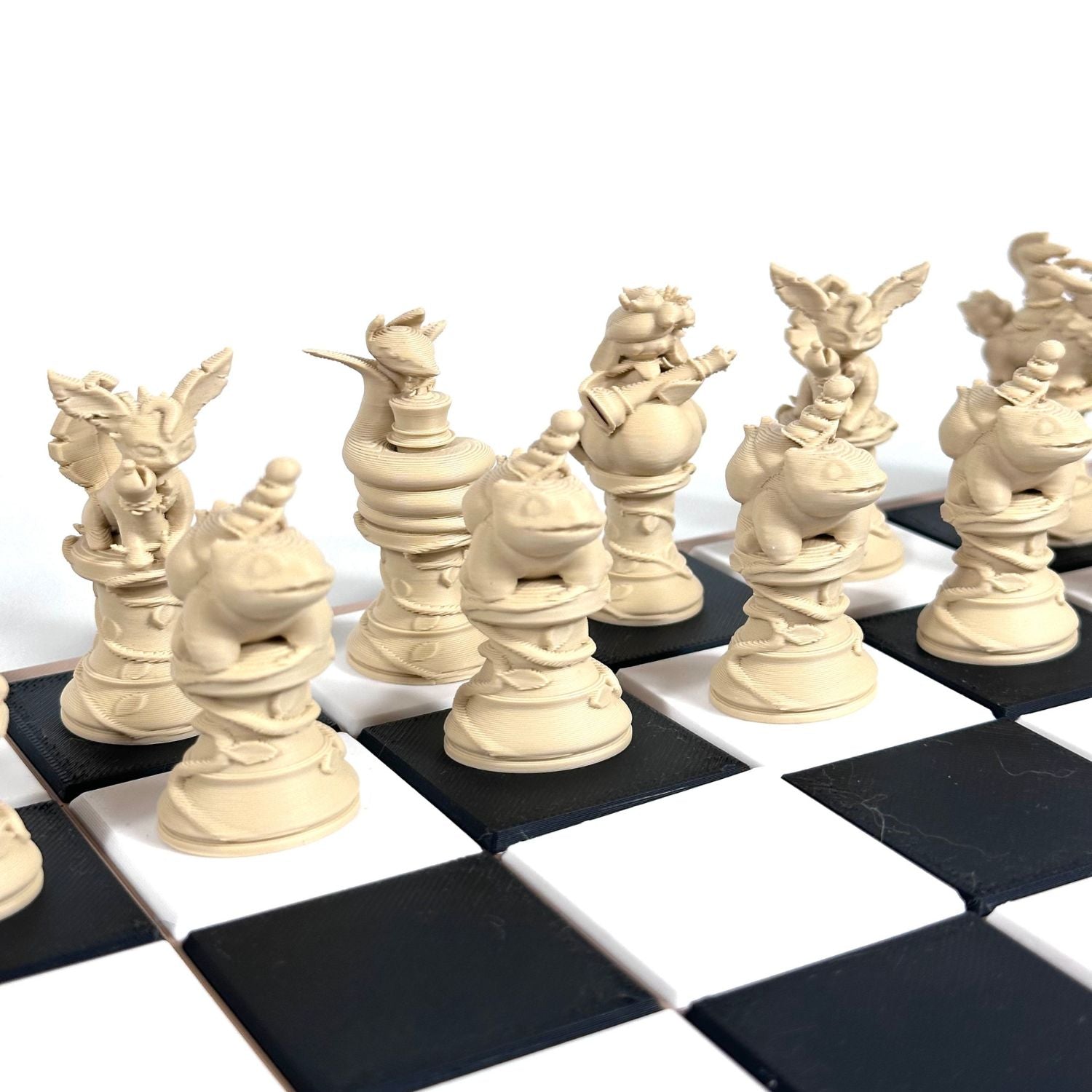 Gros plan sur les pièces d’échecs Pokémon beige imprimées en 3D, au design détaillé et soigné.