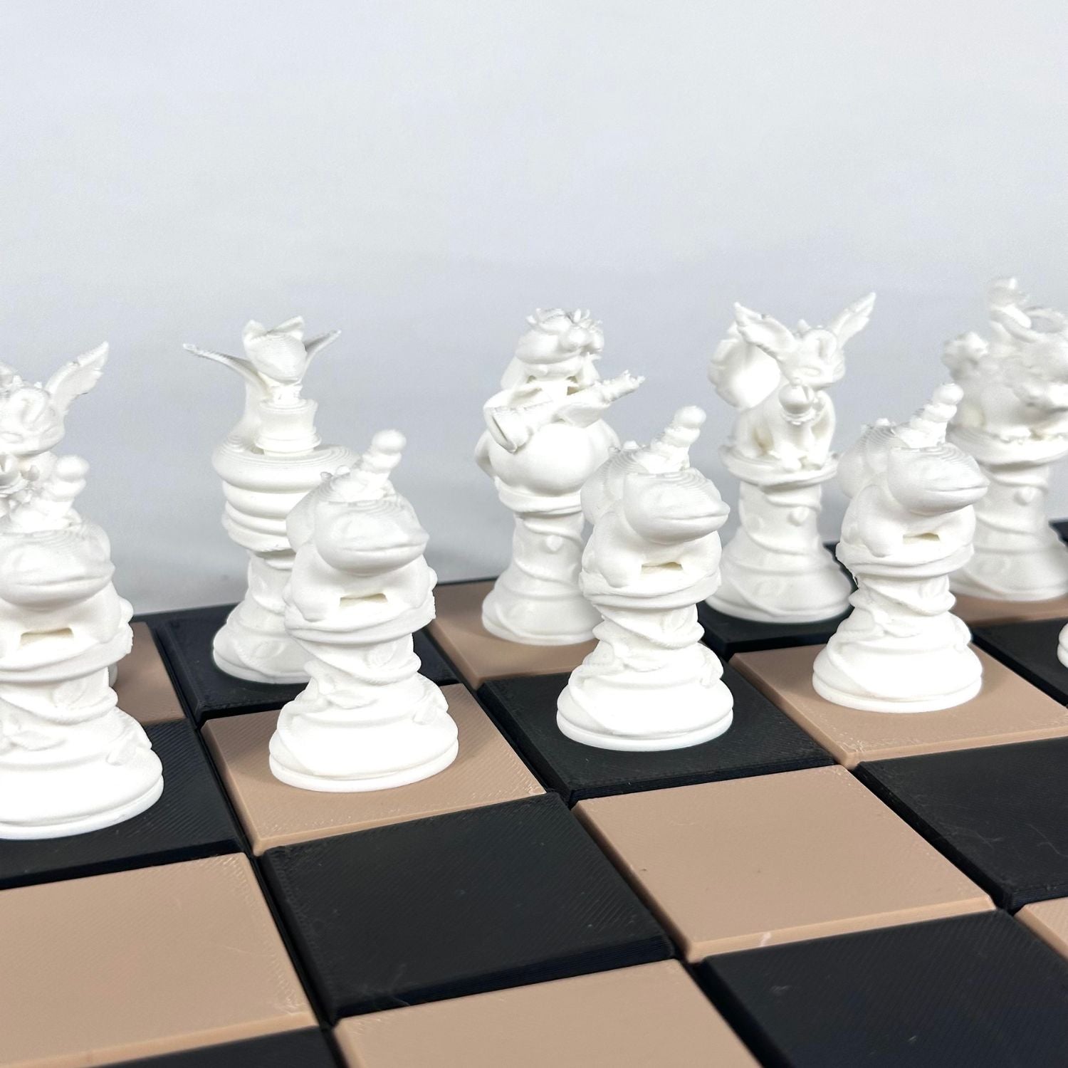 Jeu d’échecs personnalisé Pokémon blanc avec figurines détaillées – Modèle décoratif unique