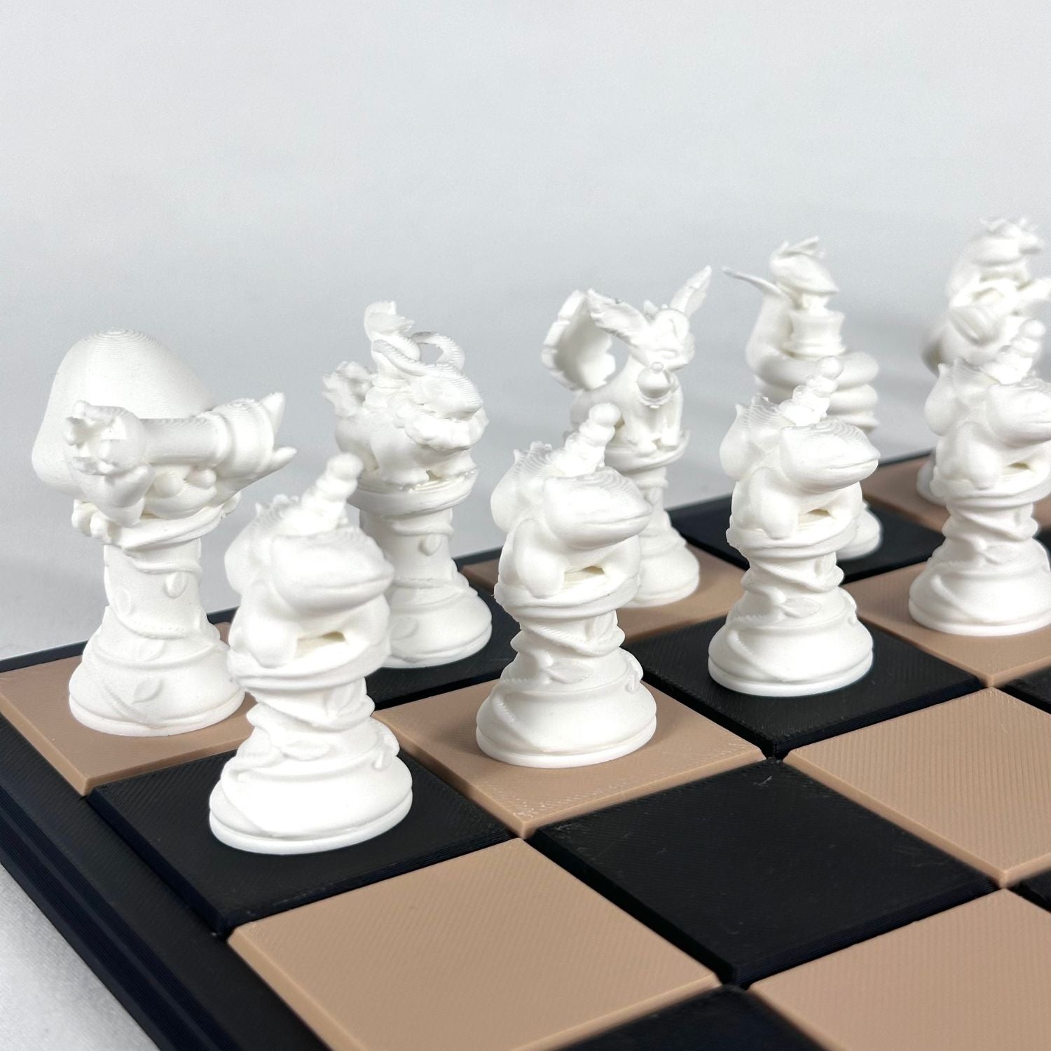 Pièces d’échecs Pokémon blanches imprimées en 3D sur plateau beige et noir – Set artisanal