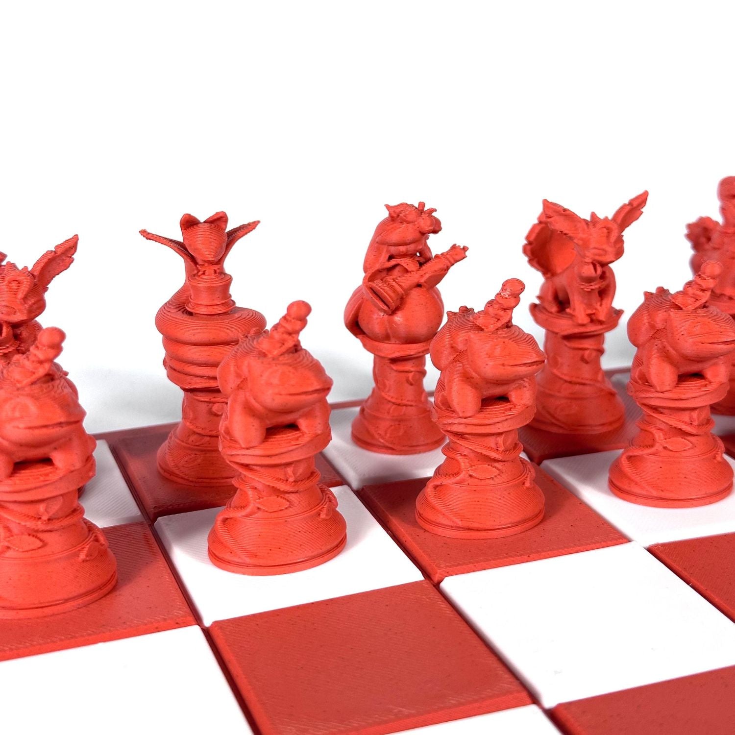 Vue d’ensemble d’un jeu d’échecs Pokémon couleur brique, avec des pièces détaillées représentant des Pokémon emblématiques.