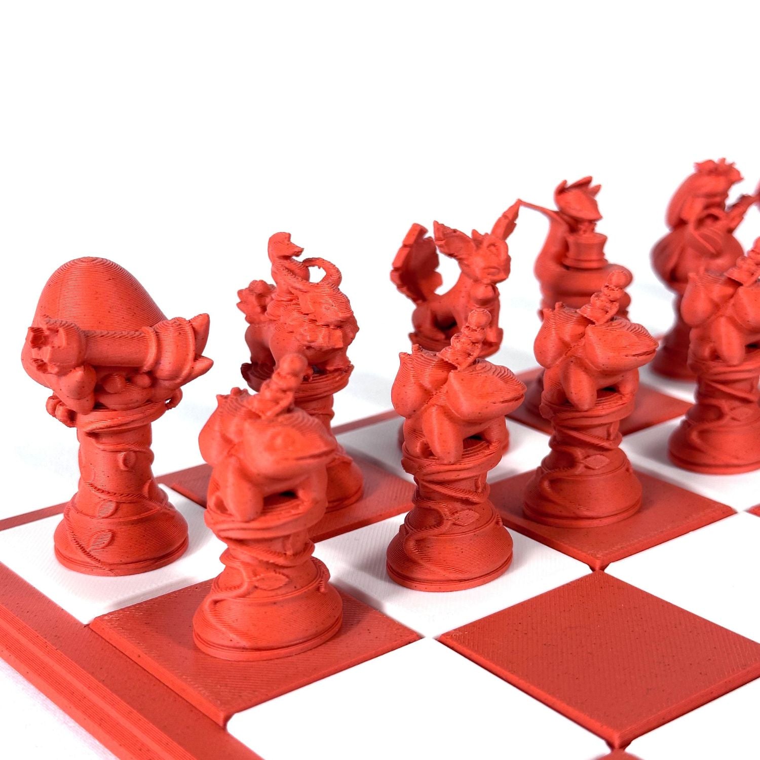 Pièces d’échecs Pokémon rouges en 3D sur un plateau rouge et blanc – design artisanal couleur brique par HomeDesign74.
