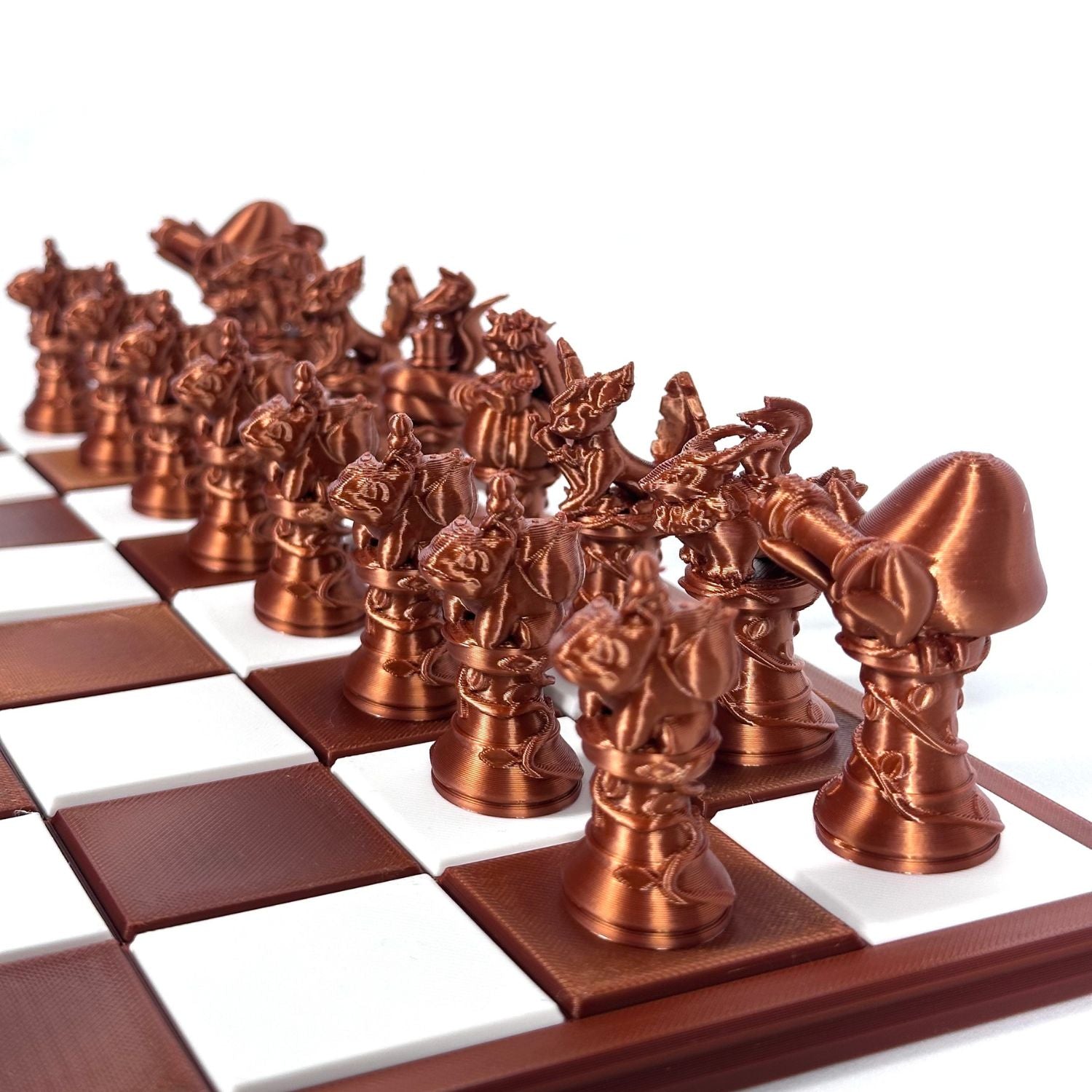 Collection de pièces d’échecs personnalisées inspirées de Pokémon couleur bronze sur plateau de jeu