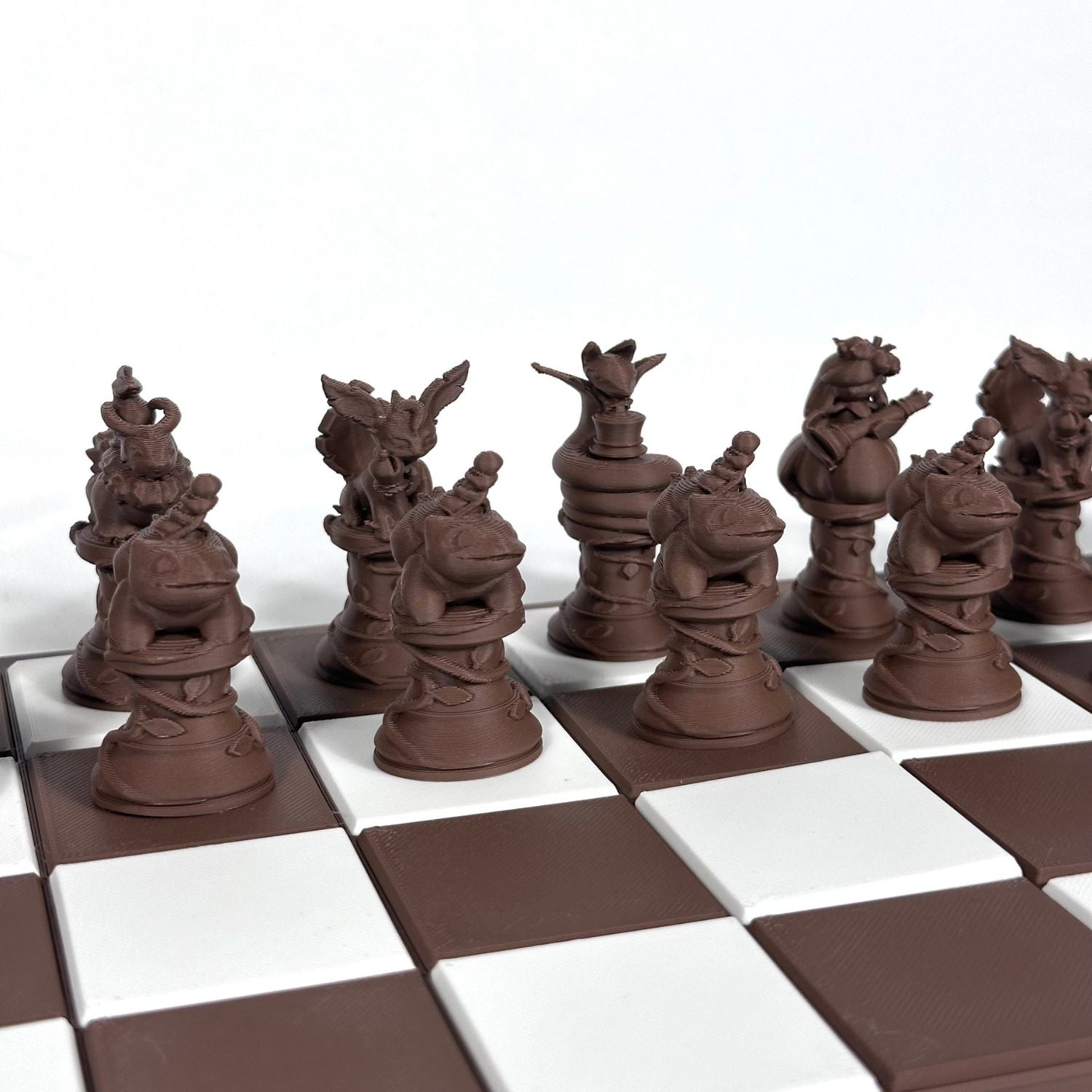 Set d’échecs geek inspiré de Pokémon en version chocolat mat, idéal cadeau fan et collectionneur