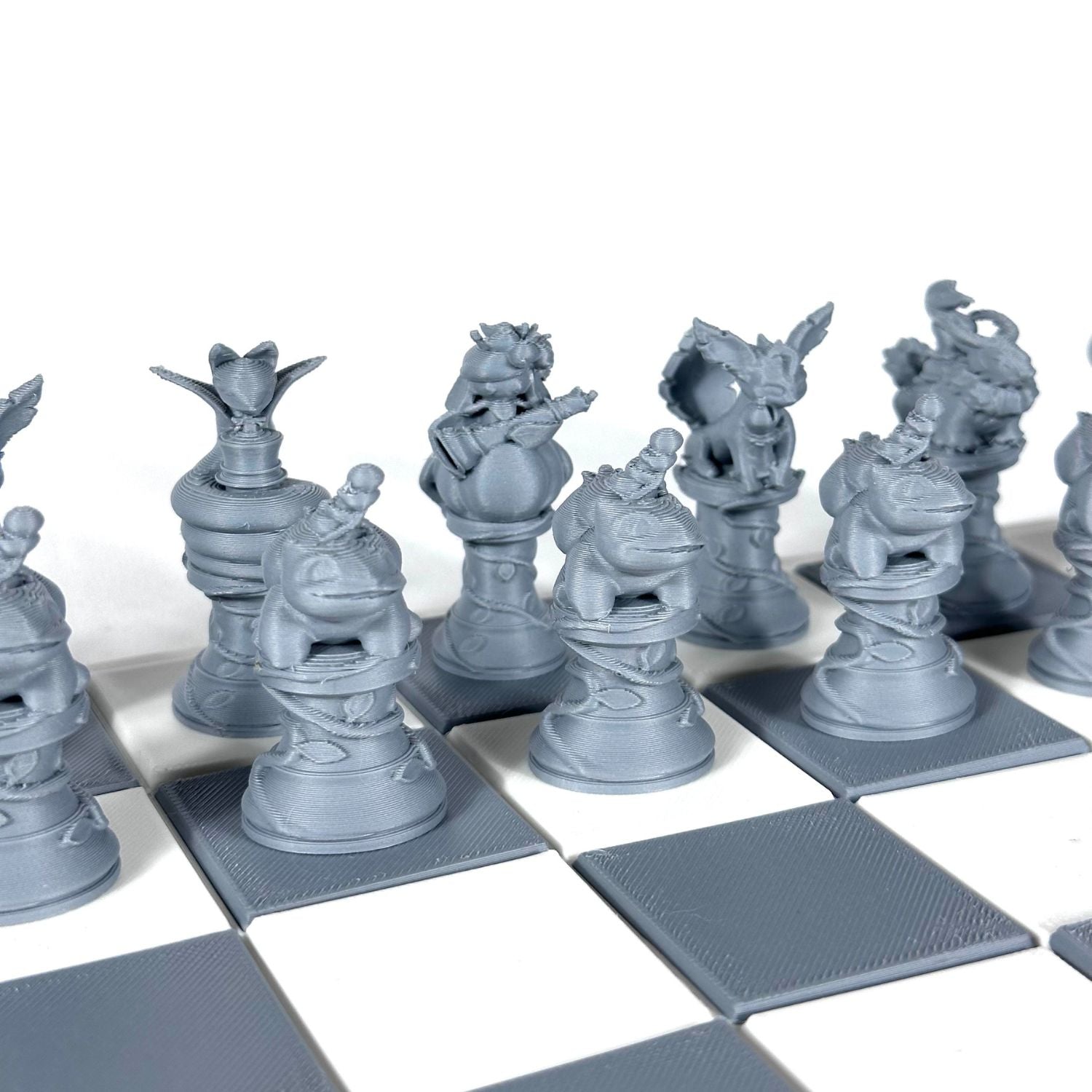 Figurines Pokémon en version échecs gris, cadeau original pour fans de jeux de stratégie et geek culture