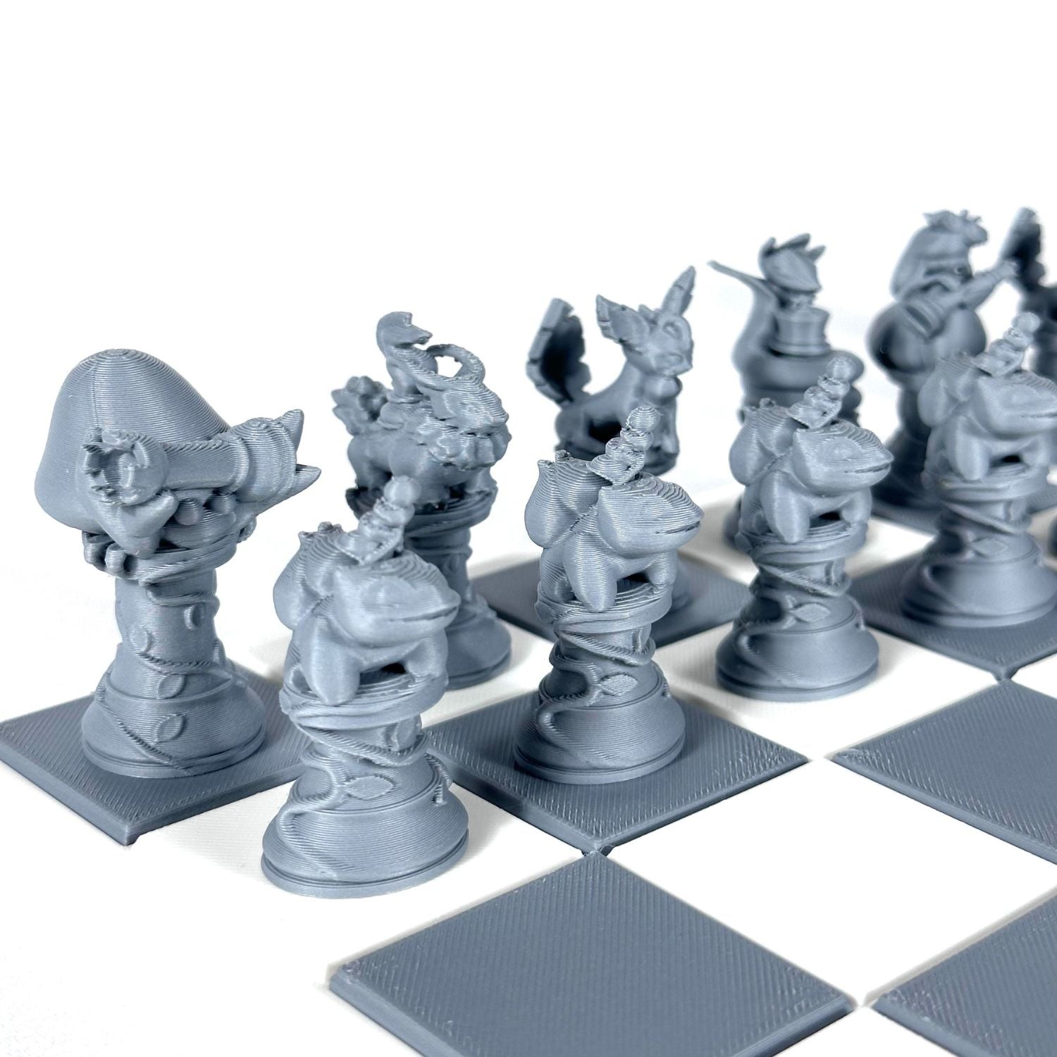 Pièces d’échecs Pokémon couleur gris minéral sur plateau blanc et gris – édition artisanale impression 3D