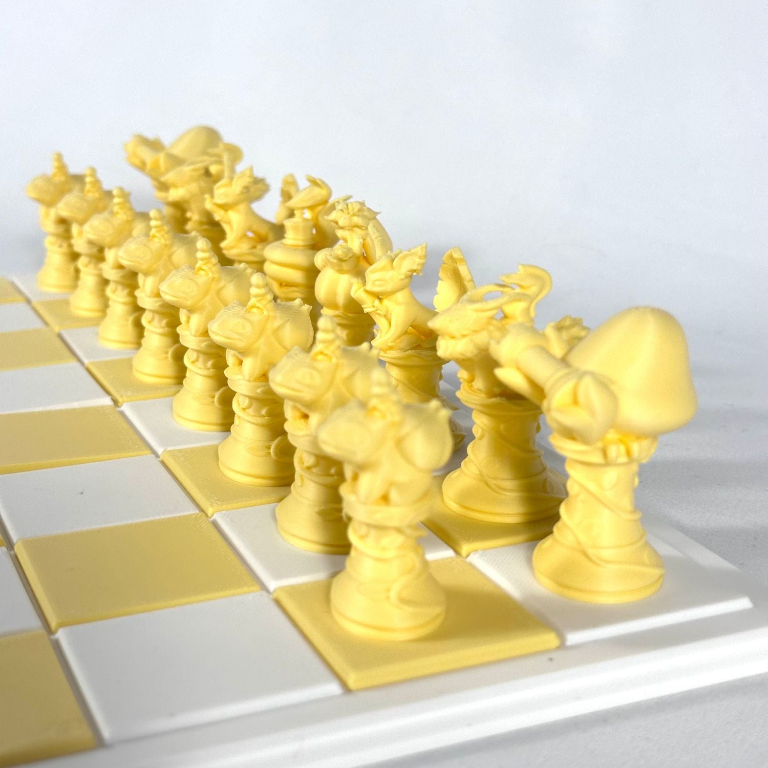 Figurines d’échecs style Pokémon en jaune, haute qualité, idéal pour fans de stratégie et collectors.