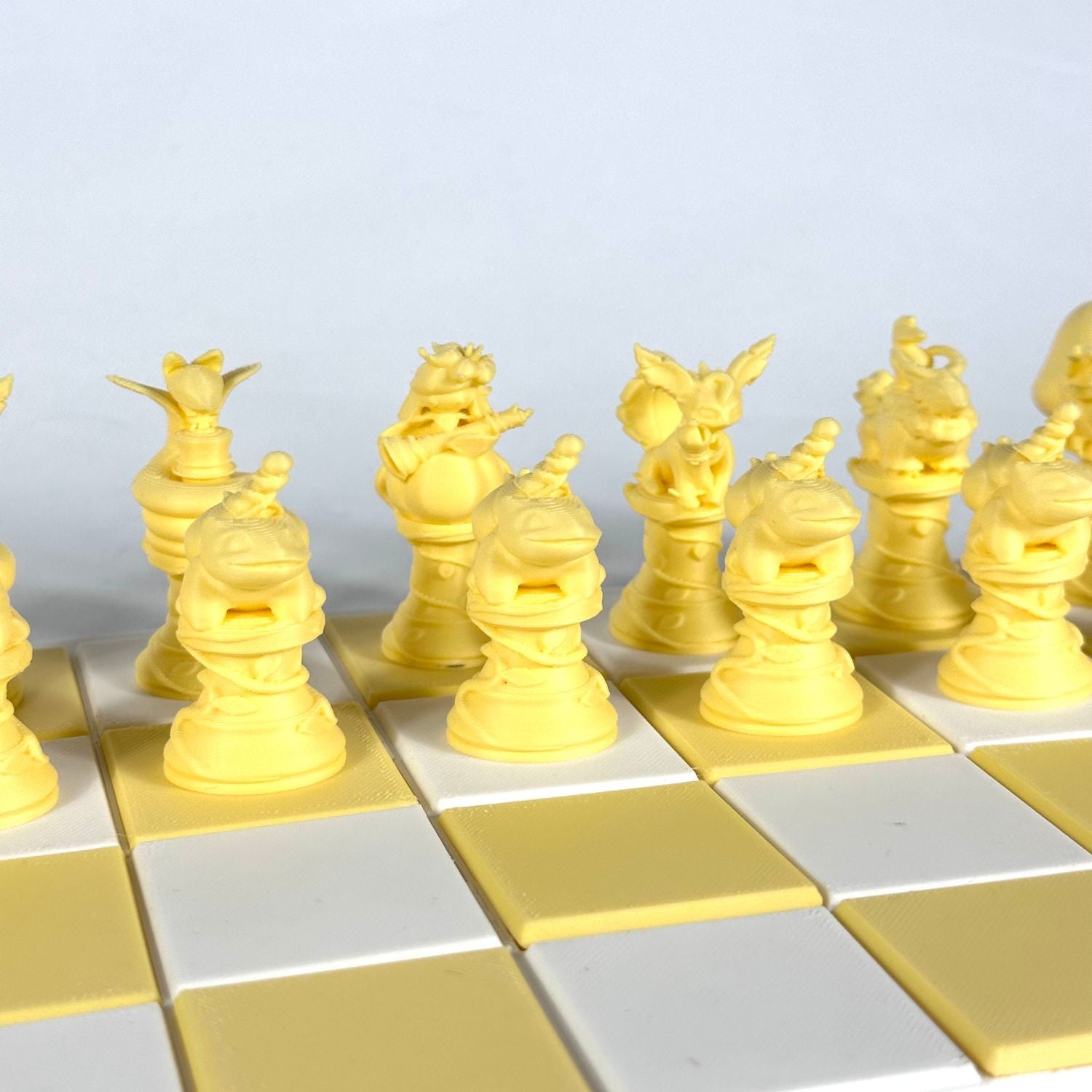 Jeu d’échecs Pokémon couleur pastel jaune avec figurines détaillées pour collection et cadeau original.