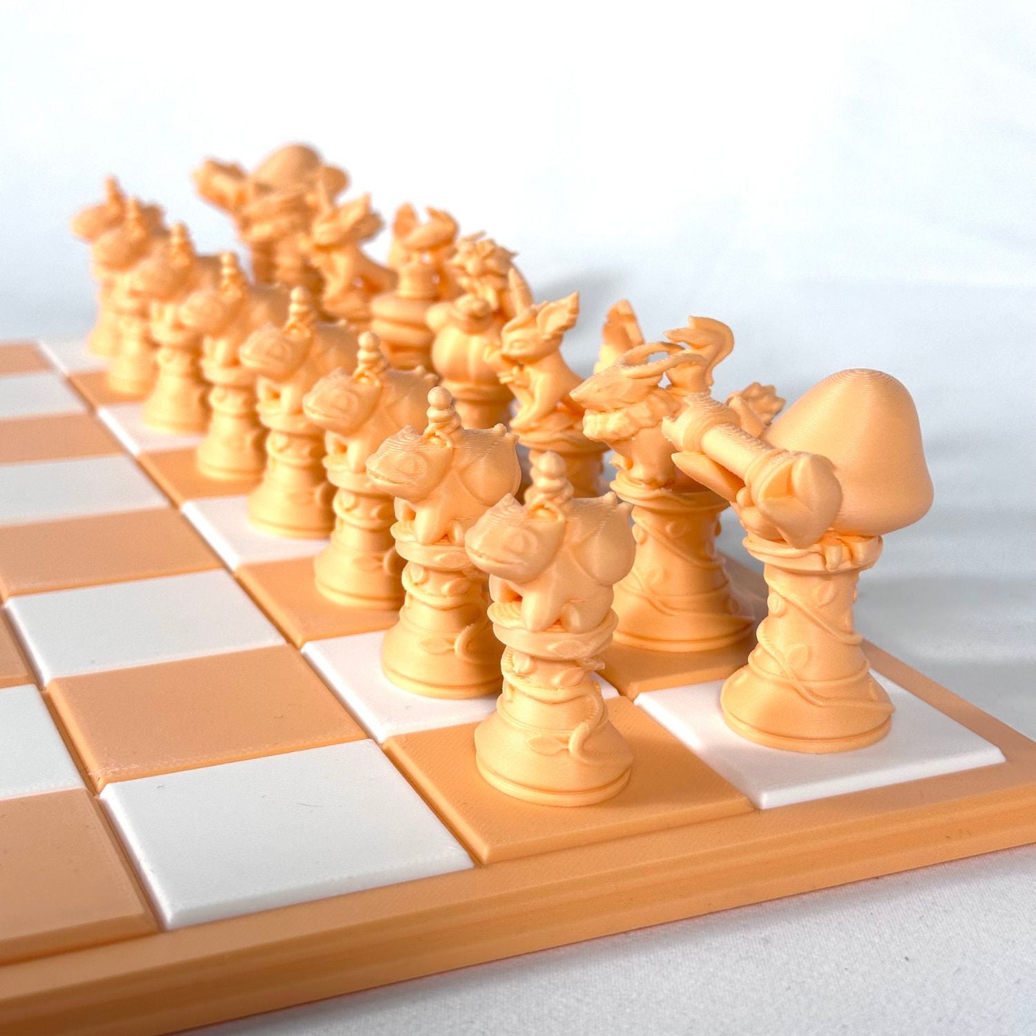 Ensemble complet de pièces d’échecs Pokémon pêche pastel sur échiquier blanc et pêche