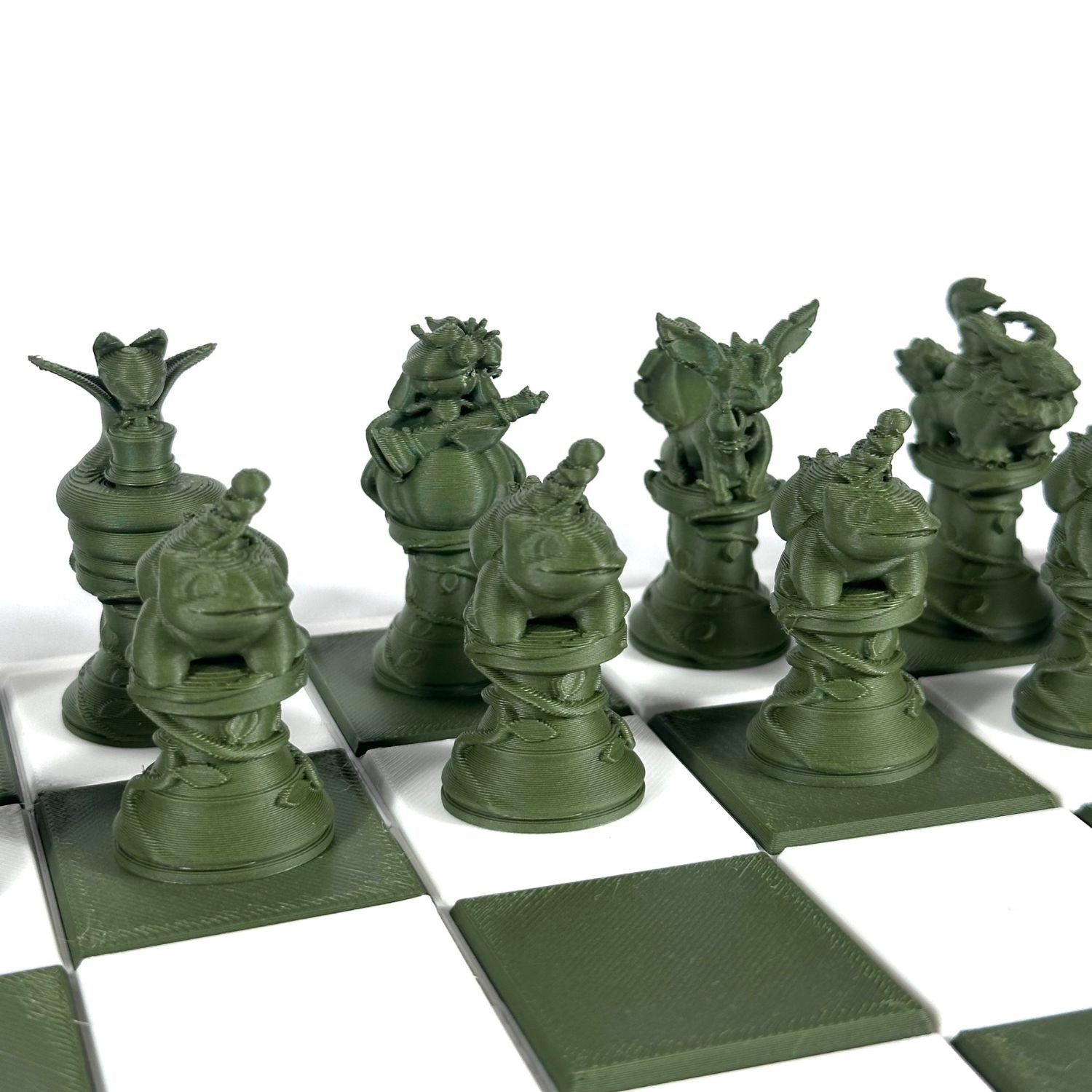Vue rapprochée des pièces d’échecs Pokémon en coloris Vert Forêt avec figurines détaillées