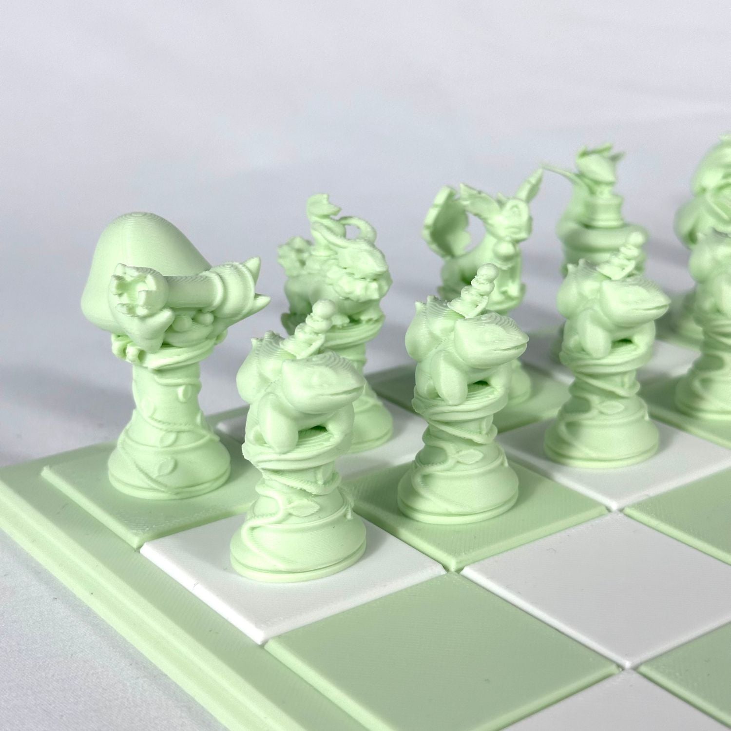 Jeu d’échecs Pokémon vert pastel sur un plateau vert et blanc – pièces 3D artisanales HomeDesign74.