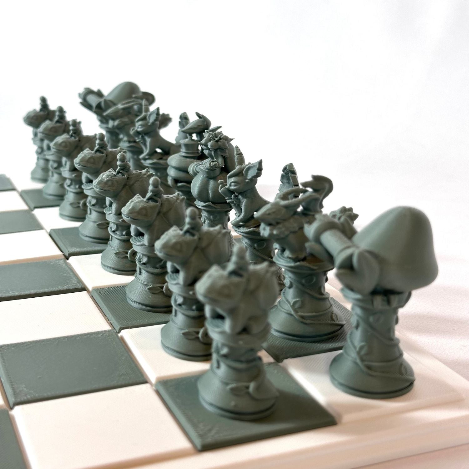 Zoom sur les pièces d’échecs Pokémon vert artisanal, impression 3D haute qualité