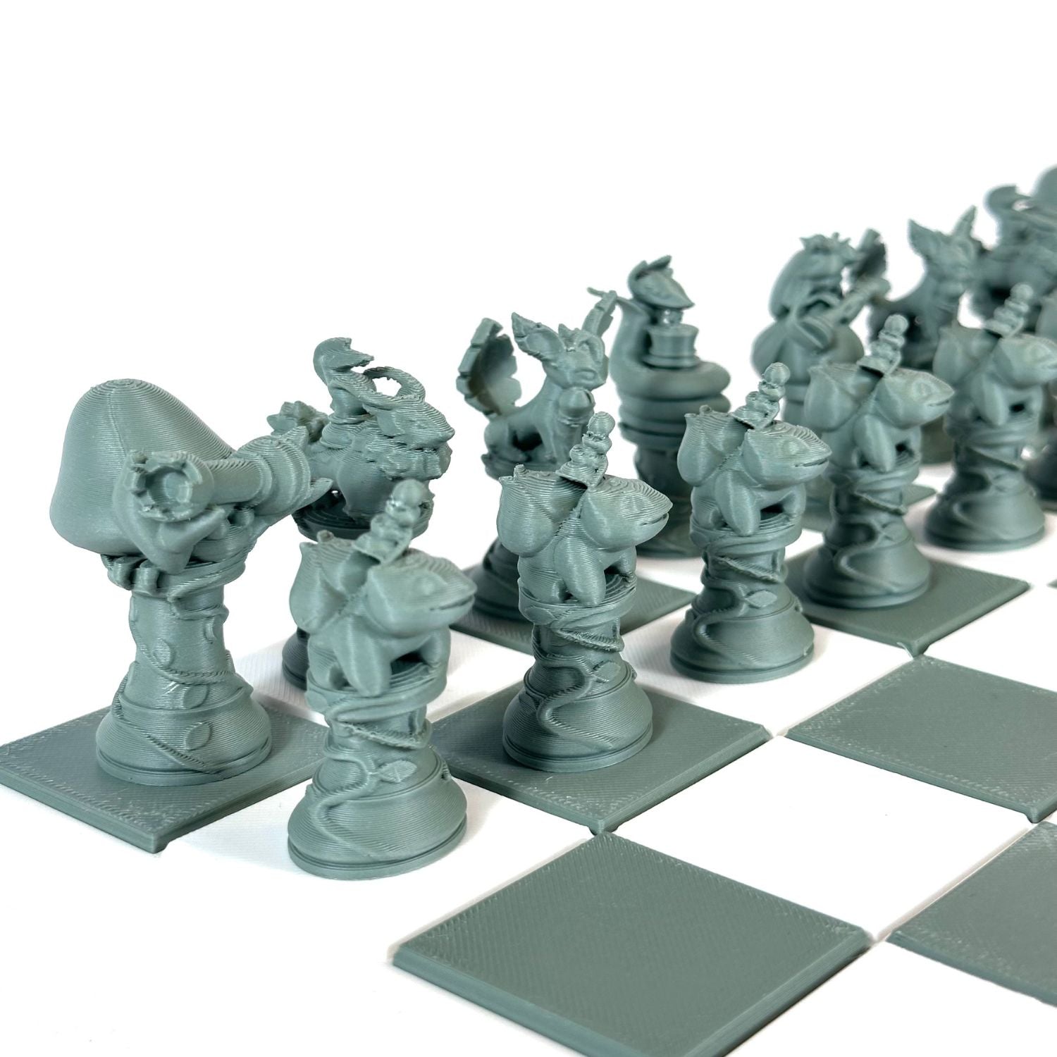 Pièces d’échecs Pokémon couleur vert alignées sur plateau, figurines détaillées imprimées en 3D