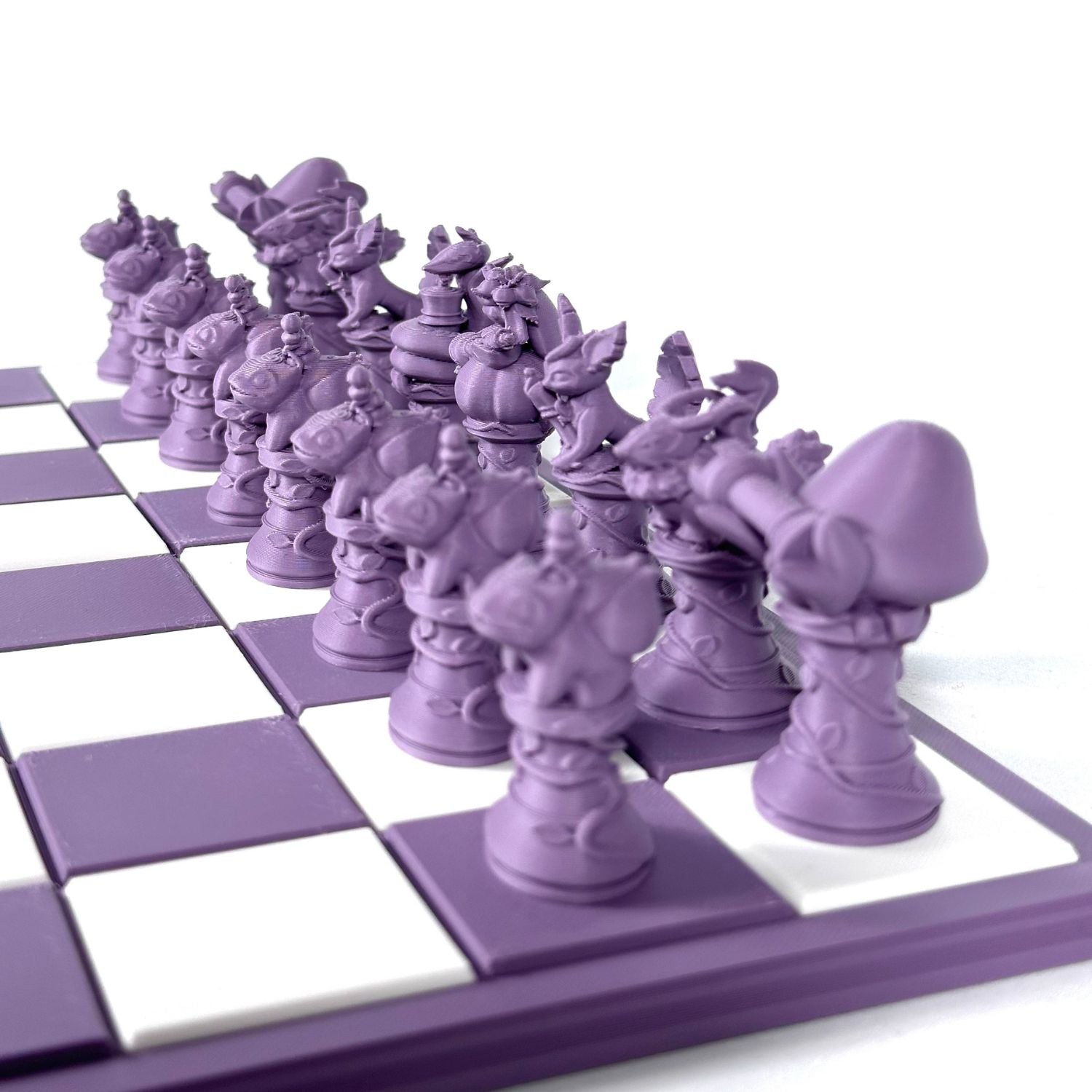Ensemble complet de pièces d’échecs Pokémon violet pastel sur échiquier violet et blanc (plateau vendu séparément).