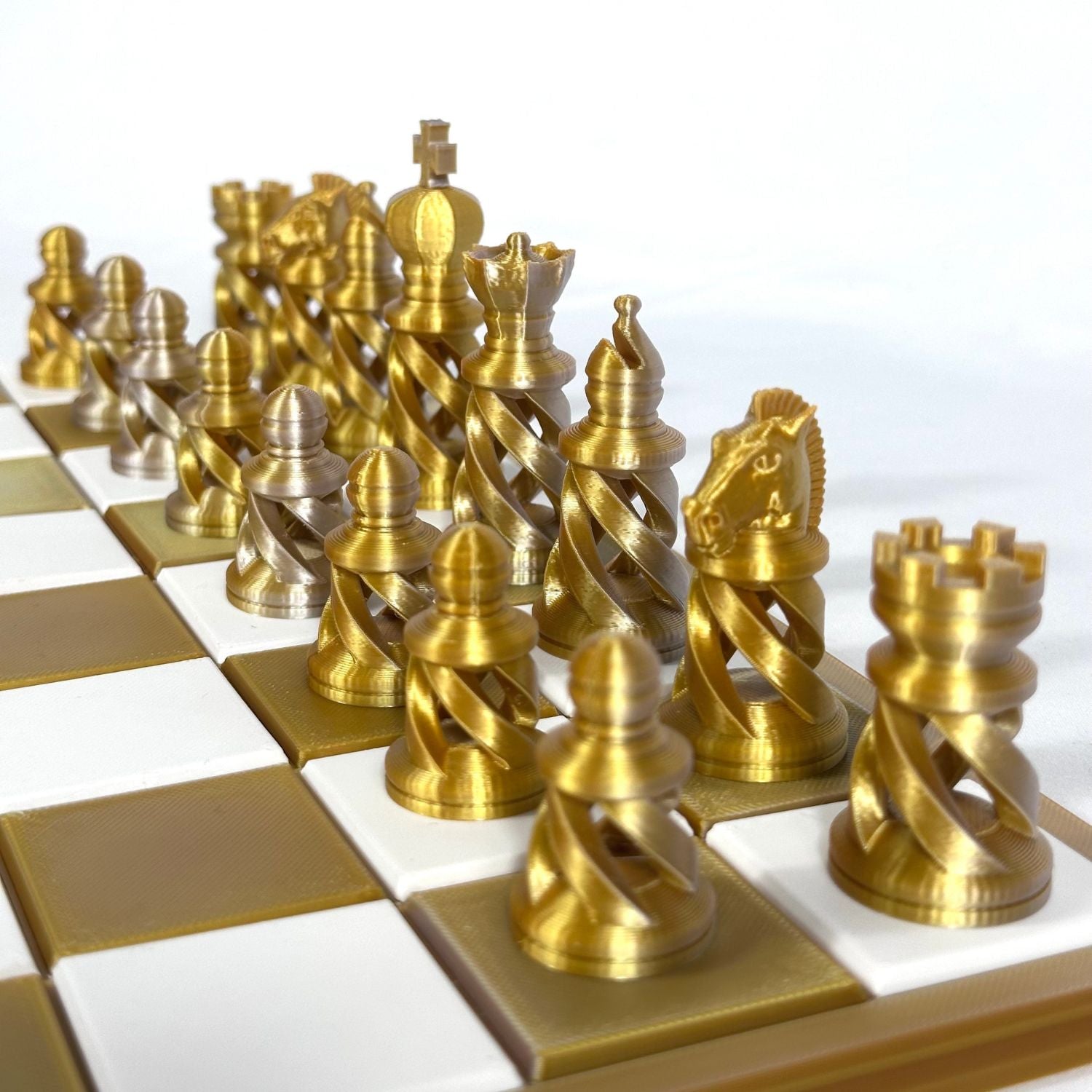 Set d’échecs métallisé Or et Argent avec pièces spiralées modernes, compatible tous âges et niveaux.