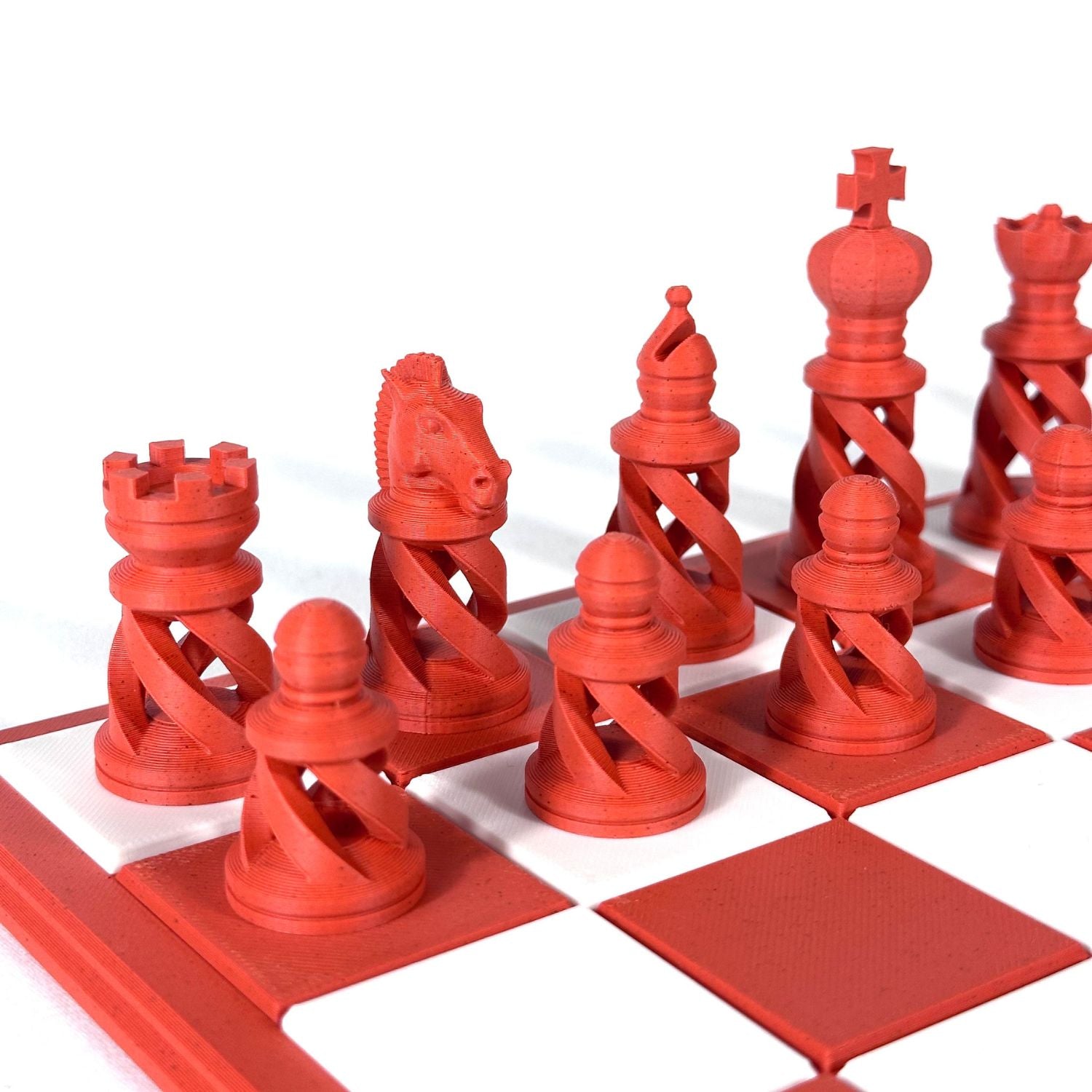 Pièces d’échecs modernes couleur brique imprimées en 3D – design ajouré en spirale, HomeDesign74.