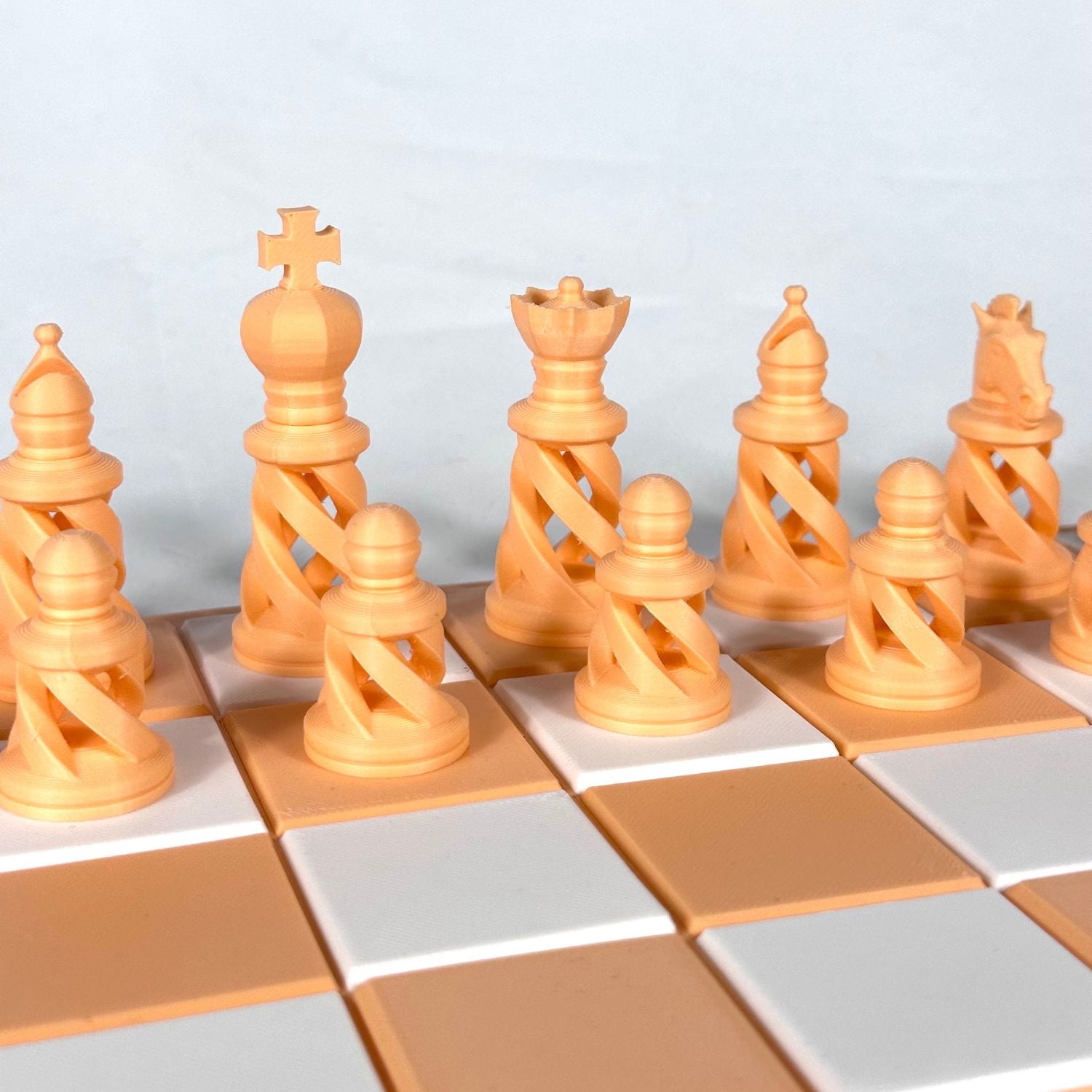 Gros plan sur les pièces d’échecs modernes pêche pastel au design contemporain et minimaliste, HomeDesign74.