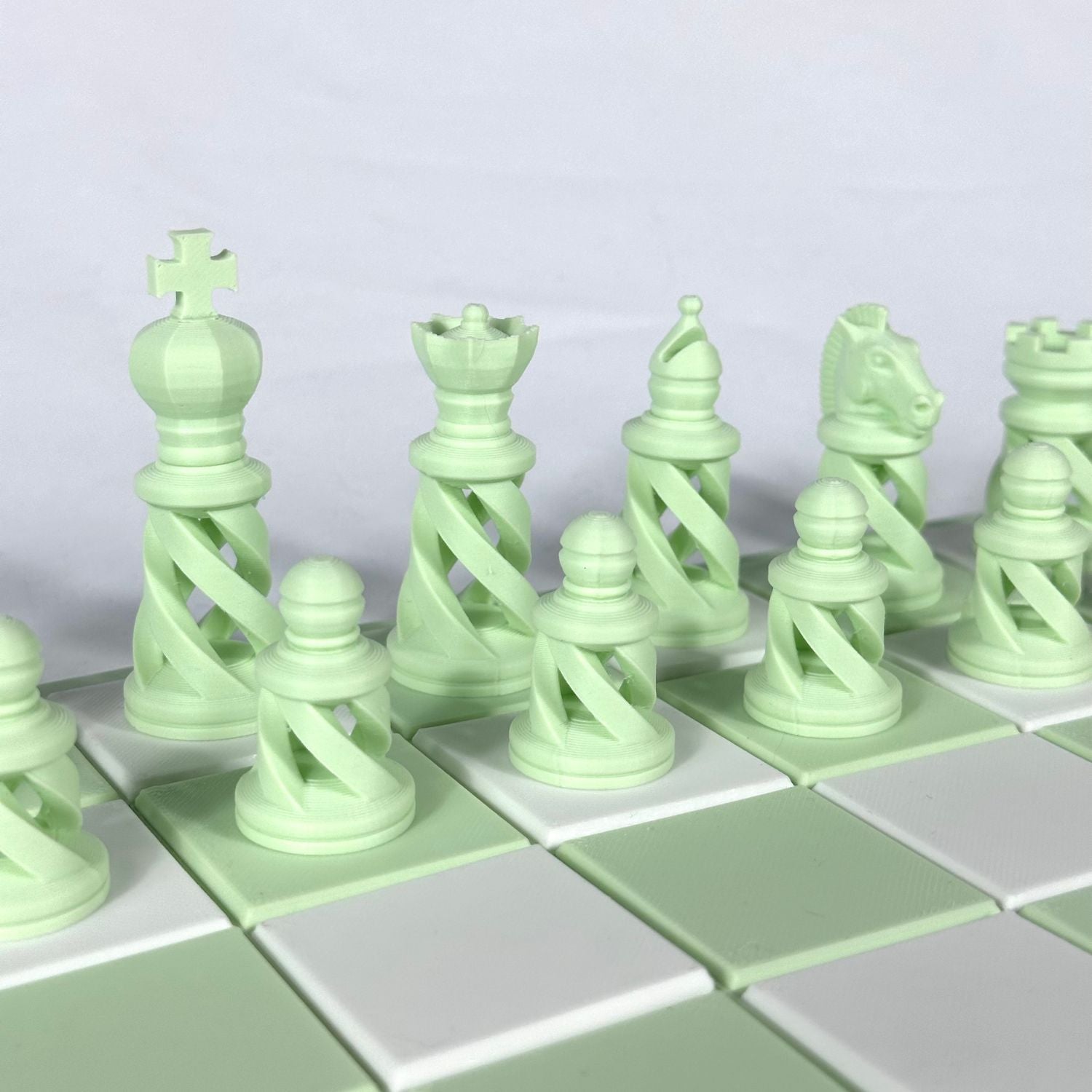 Détail des pièces d’échecs modernes vert pastel au style contemporain et minimaliste