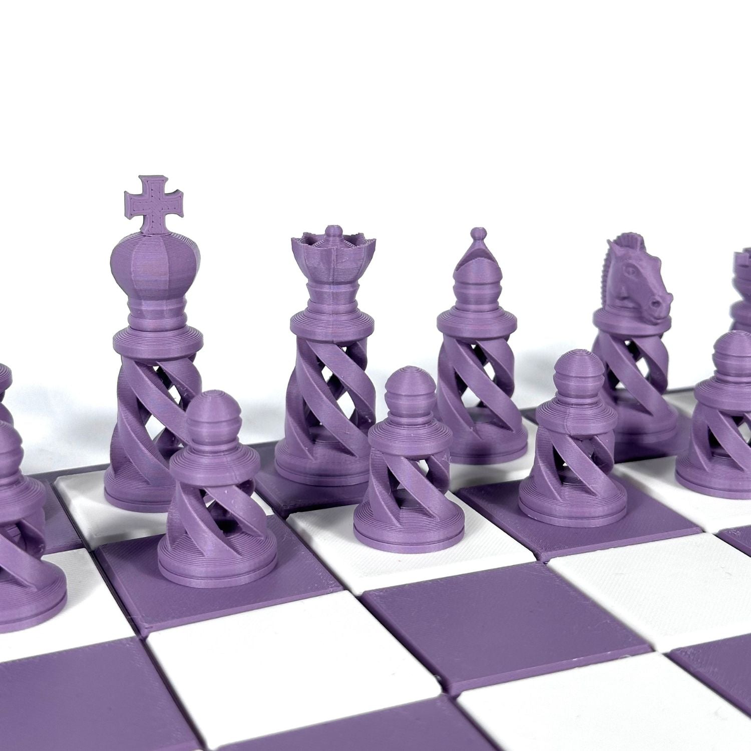 Gros plan sur les pièces d’échecs modernes violet pastel au design géométrique et minimaliste, vendues sans plateau.