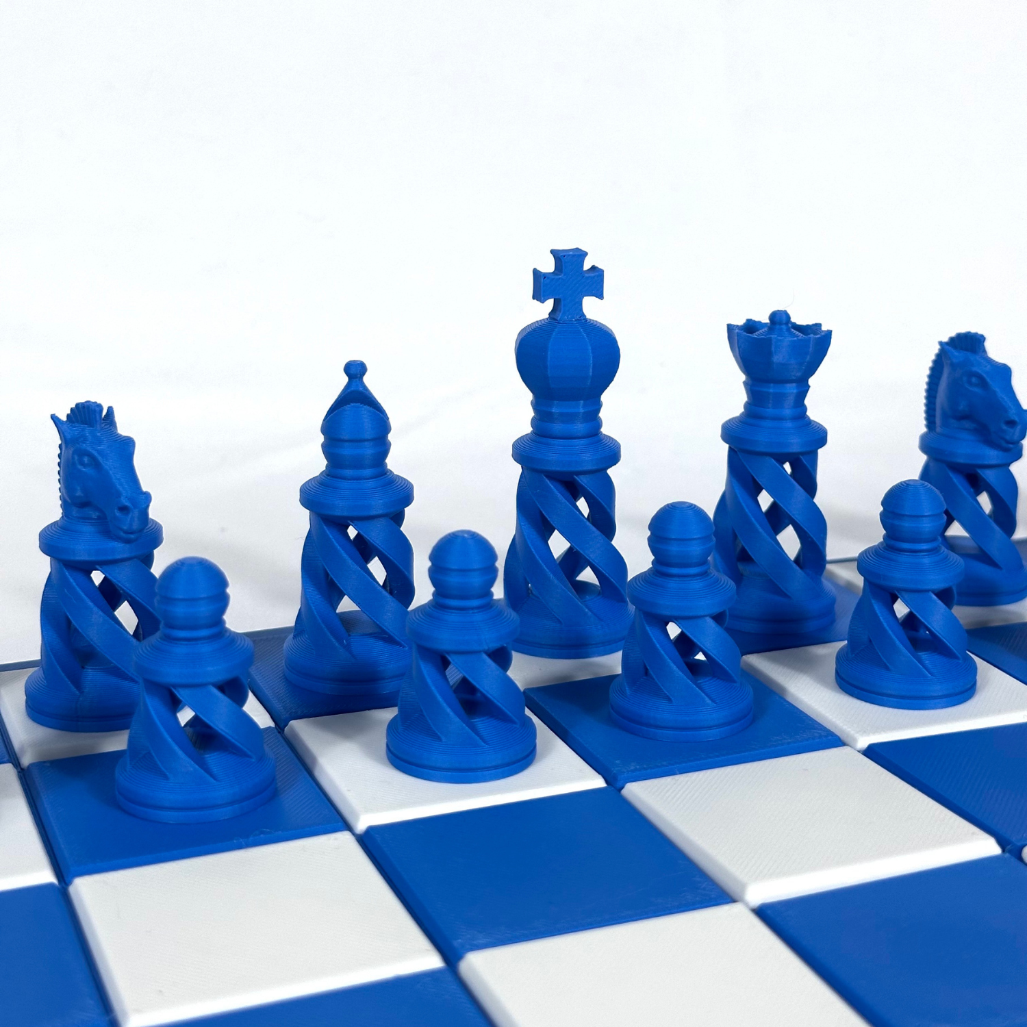 Zoom sur pièces d’échecs innovantes bleu saphir, style contemporain et fabrication 3D précise.