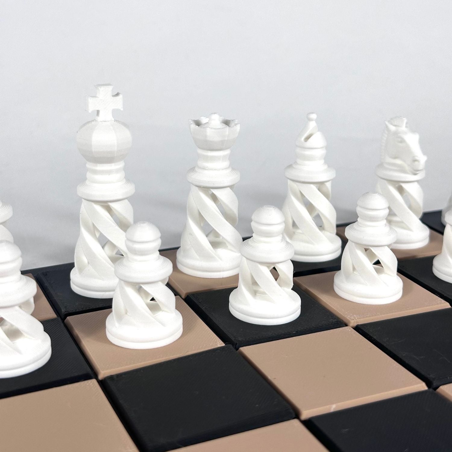 Zoom sur pièces d’échecs design blanc, style minimaliste et fabrication 3D de haute précision.