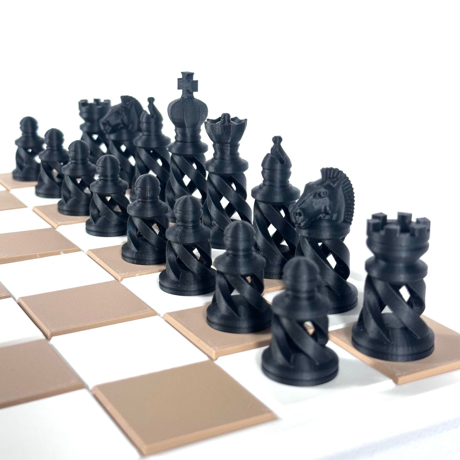 Set d’échecs coloris noir au design spiralé, placé sur échiquier élégant, idéal déco ou jeu stratégique.