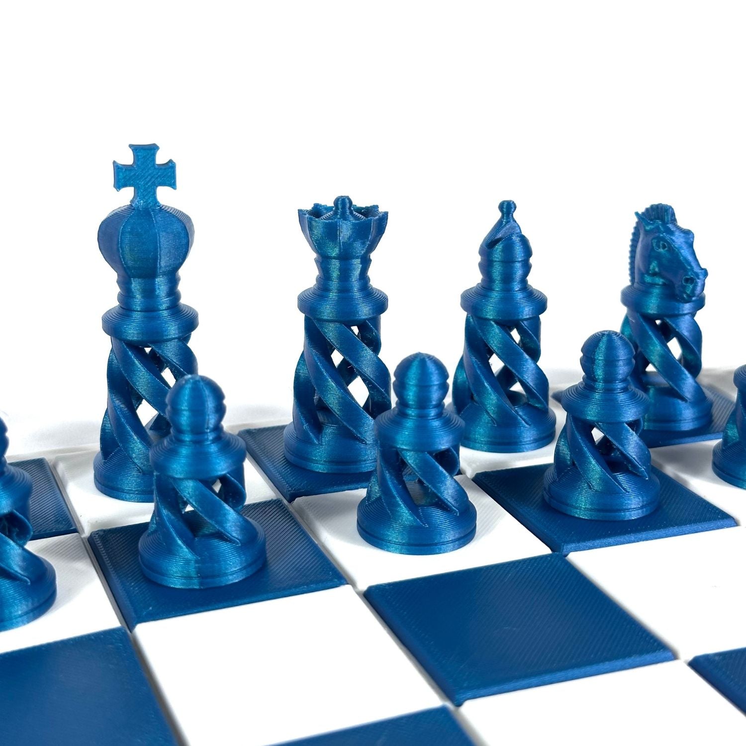 Set d’échecs imprimé en 3D coloris bleu nacré – cadeau unique pour passionnés de stratégie.