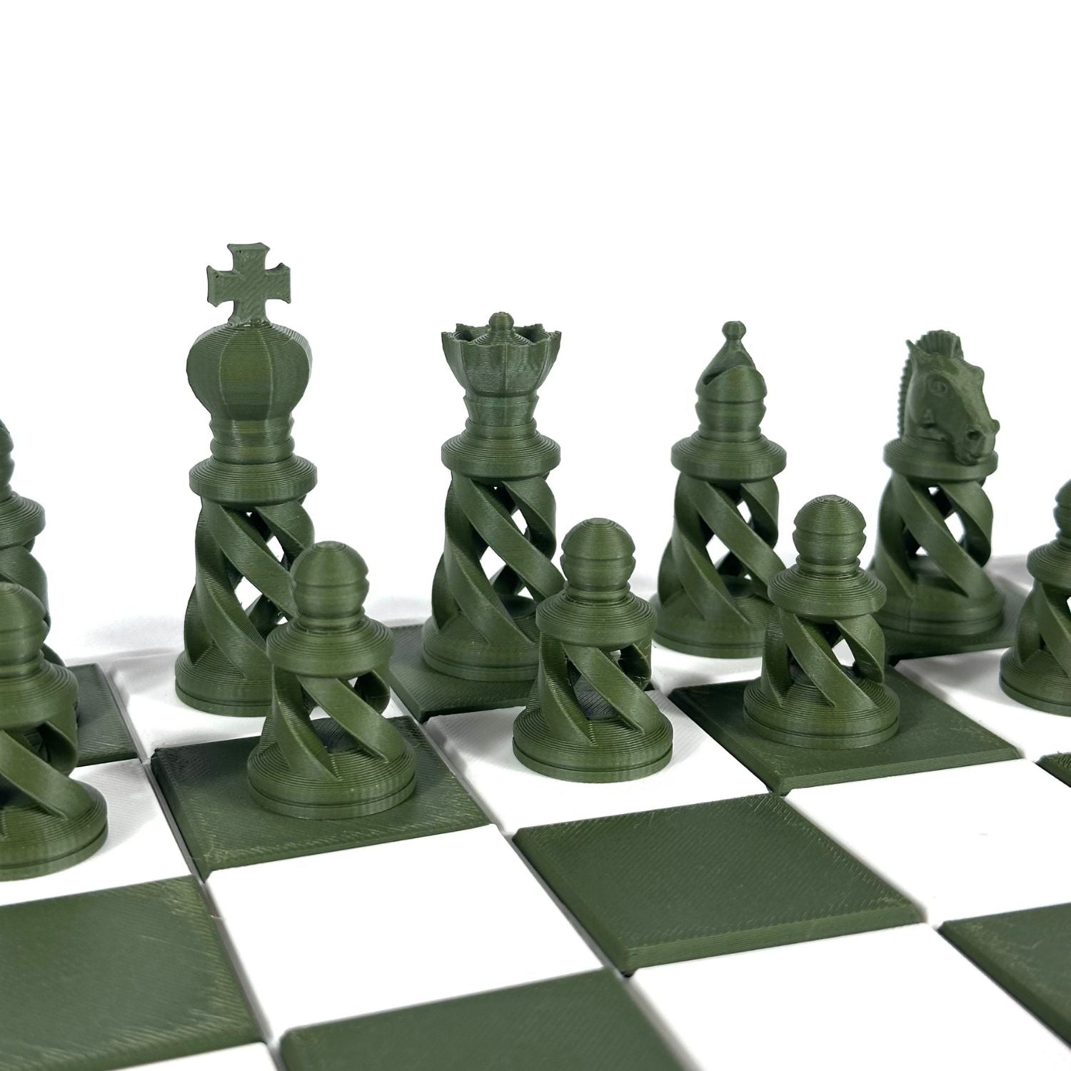 Zoom sur pièces d’échecs design vert foncé, style contemporain, fabrication 3D détaillée.