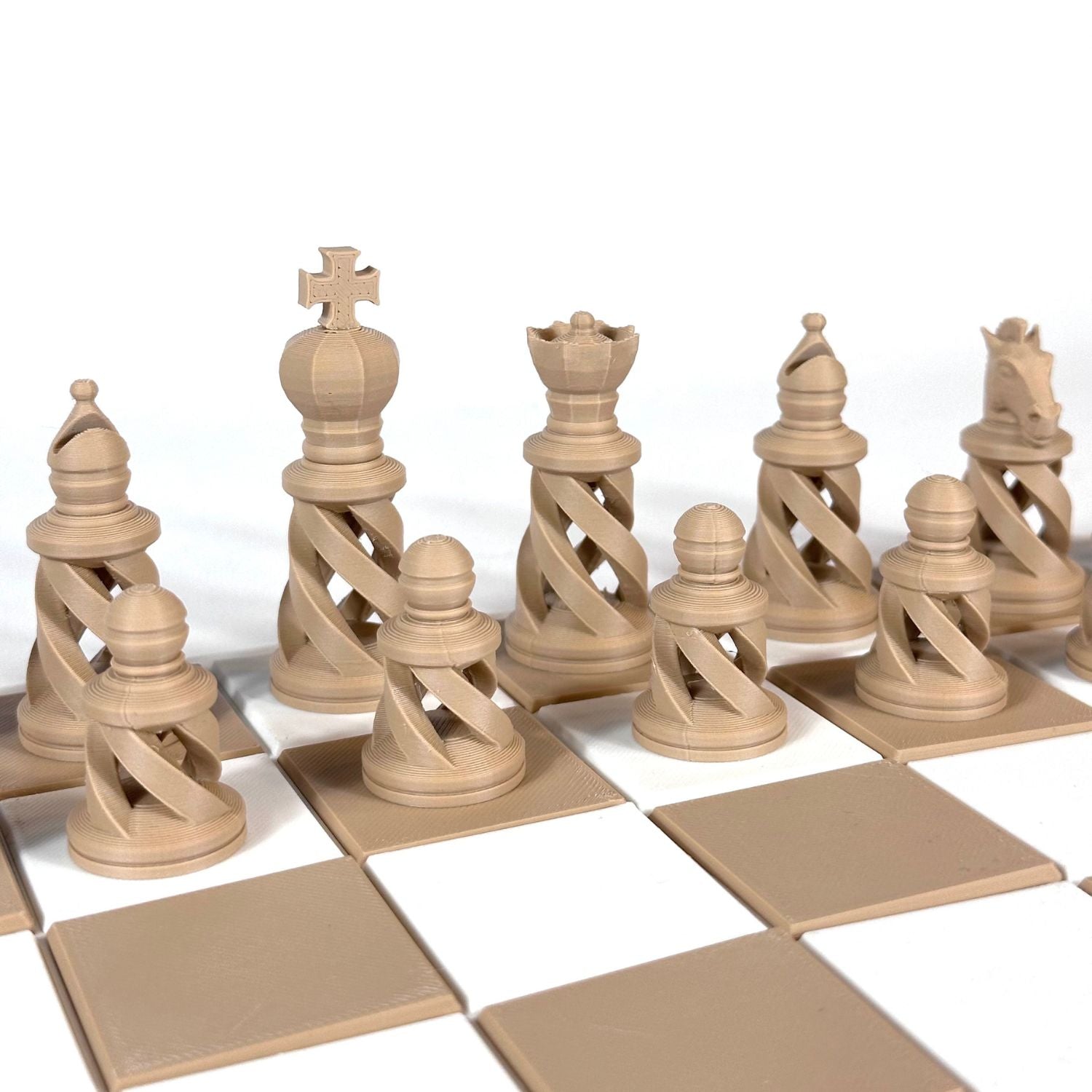 Zoom sur pièces d’échecs design beige, fabrication 3D précise, style moderne élégant.