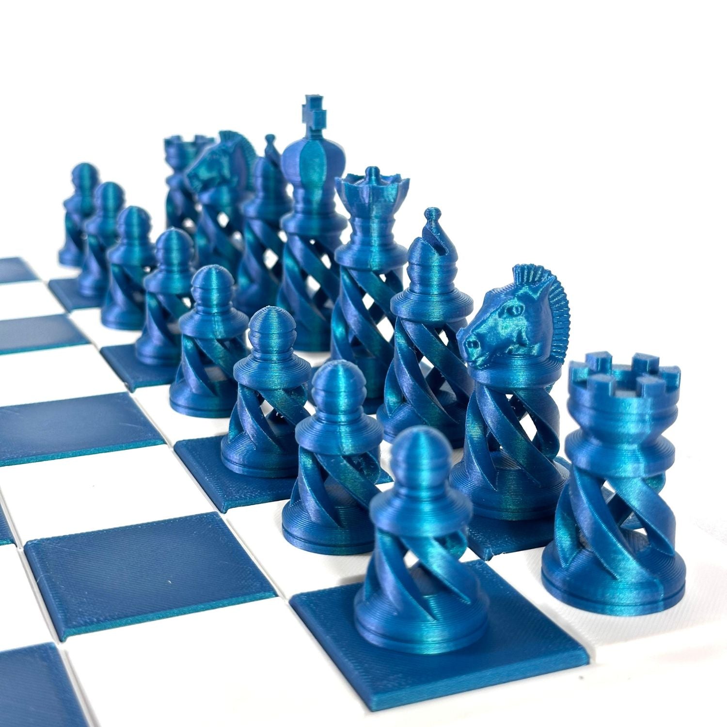 Pièces d’échecs design bleu moderne sur plateau – parfaites pour jouer ou décorer.