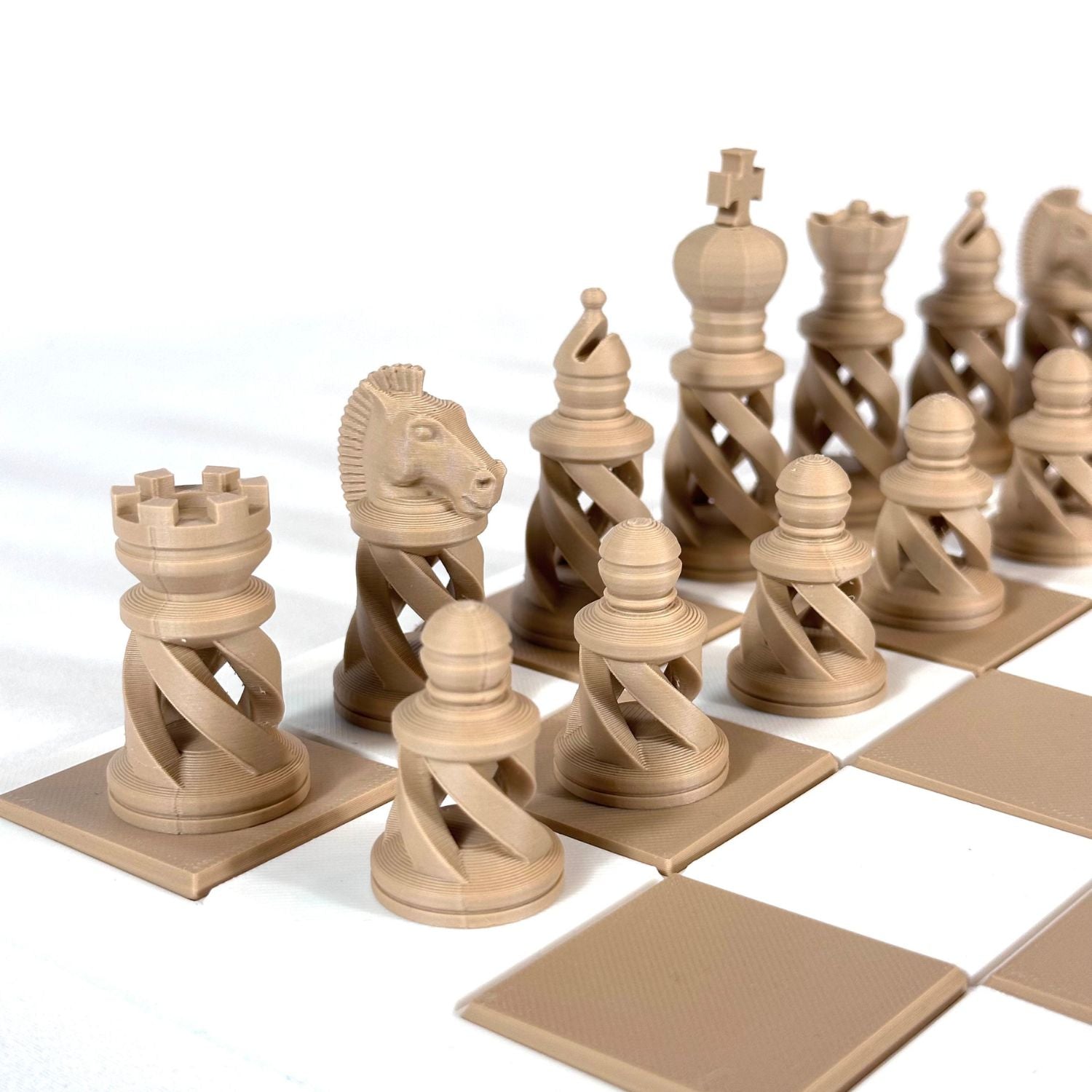 Set d’échecs au design spiralé couleur beige posé sur plateau clair, idéal décoration ou jeu stratégique.