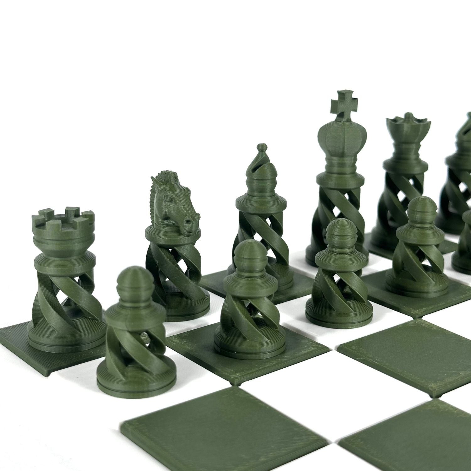 Pièces d’échecs modernes spiralées couleur vert forêt sur échiquier blanc et vert foncé, impression 3D haute précision.