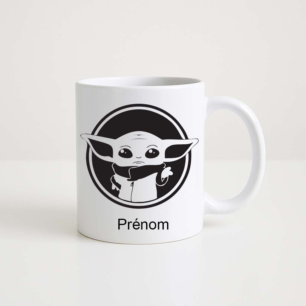 Mug blanc 330 ml avec illustration d’un personnage ressemblant à Bébé Yoda dans un style chibi et un espace personnalisable pour prénom