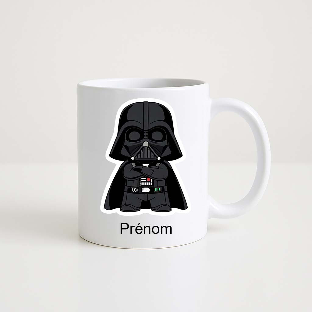 Mug blanc 330 ml avec illustration d’un personnage ressemblant à Dark Vador en version chibi et un espace personnalisable pour prénom