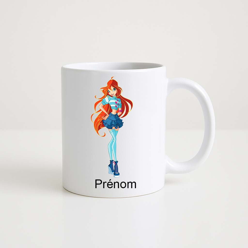 Mug blanc 330 ml avec illustration d’une héroïne rousse style Winx Club en tenue moderne et espace personnalisable pour prénom