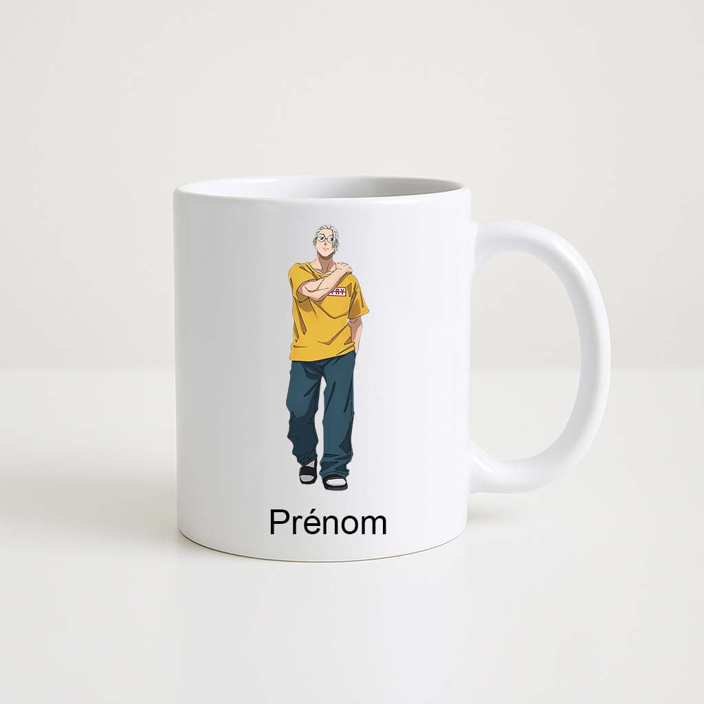 Mug blanc 330 ml avec illustration d’un personnage style manga en t-shirt jaune et espace personnalisable pour prénom